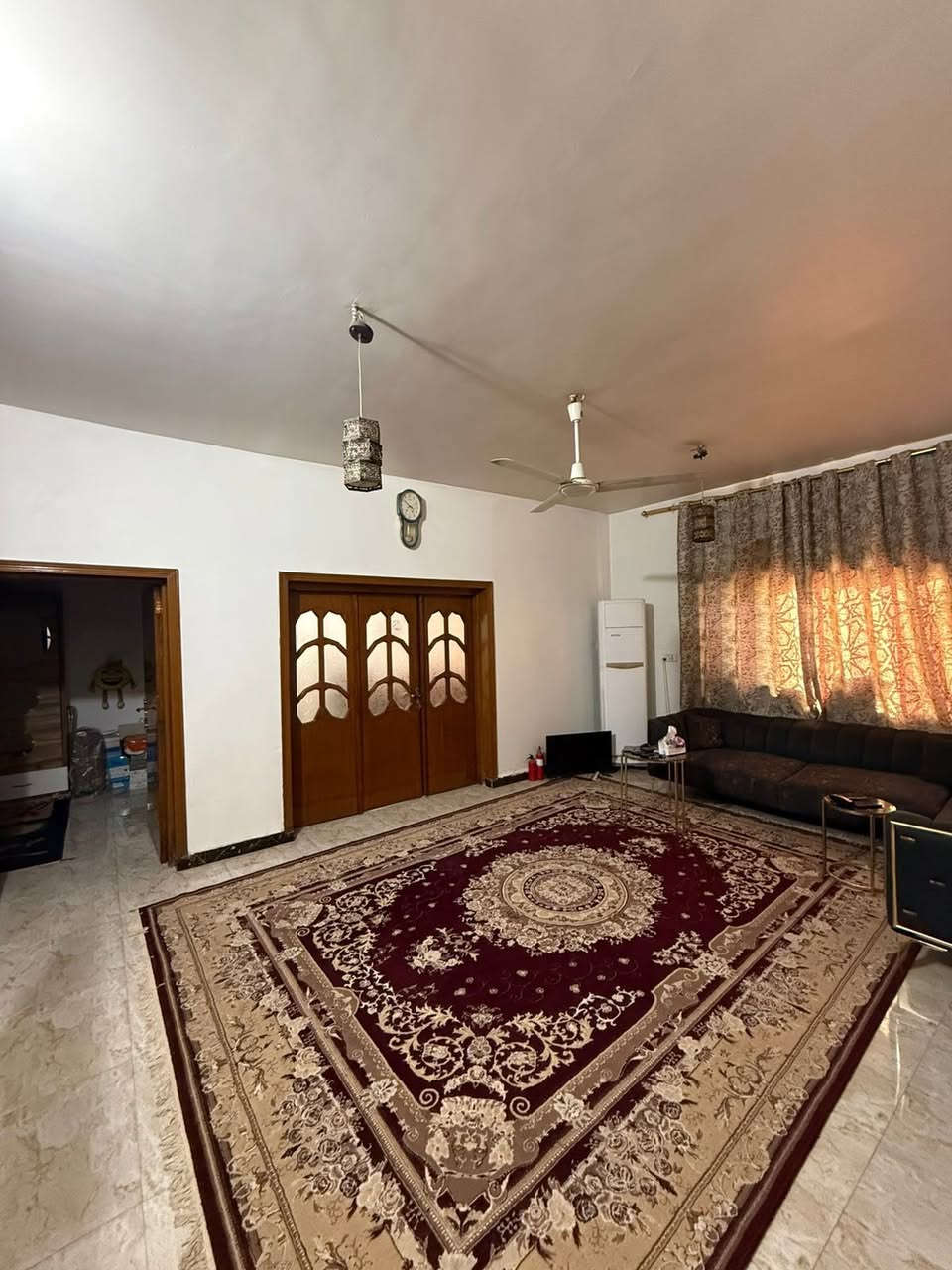 ━
🟦🟨 يُعلن مكتب الساعة للعقار 🟨🟦
━━━━━━━━━━━━━━━━━━

🏠🟩 دار للبيع
📍🟥 الحلة – حي الجامعة
📌 قرب كلية طب الأسنان

📐🟦 المساحة: 212 متر
📄🟨 الطابو: صرف رسمي

📏🟩 الواجهة: 12 متر
📏🟩 النزال: 17 متر

🏗🟦 مواصفات الدار:
🛏🟩 4 غرف نوم
🛋🟨 صالة
🚪🟦 كليدور
🍳🟩 مطبخ
🚿🟨 مجمع صحيات (داخلي + خارجي)
🚗🟥 كراج سيارة

🛣🟦 عرض الشارع: 10 متر
✅🟩 تبليط
✅🟩 مجاري
✅🟩 خدمات كاملة

✨🟨 موقع مميز وقريب من الجامعة
✨🟨 مناسب للسكن والاستثمار

📞🟥 للاستفسار والتواصل:
📲🟦 ***********
📲🟦 ***********

━━━━━━━━━━━━━━━━
