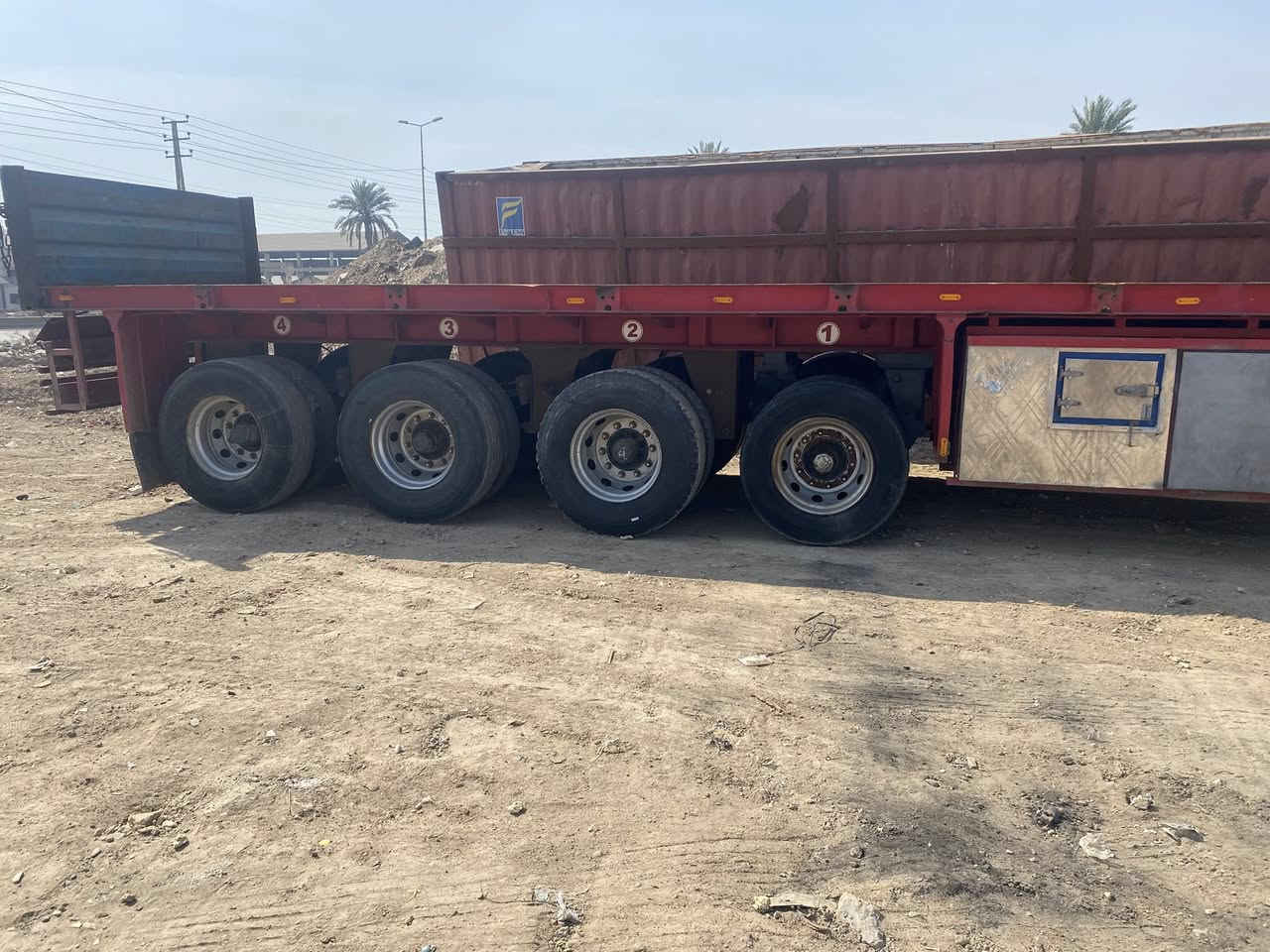 سلام عليكم للبيع تحويل ثاني يوم سياره مكفوله من كلشي سنويه هزه جديد سنكل خلفي مزوج كير غساله12 نمره مكينه480 تك سوبر  عربانه  13متر تايرات الراس تخم العربانه عوزها زوجين بس سياره جاهزه للشغل بس نقصها سايق مكان ابو غريب .***********
