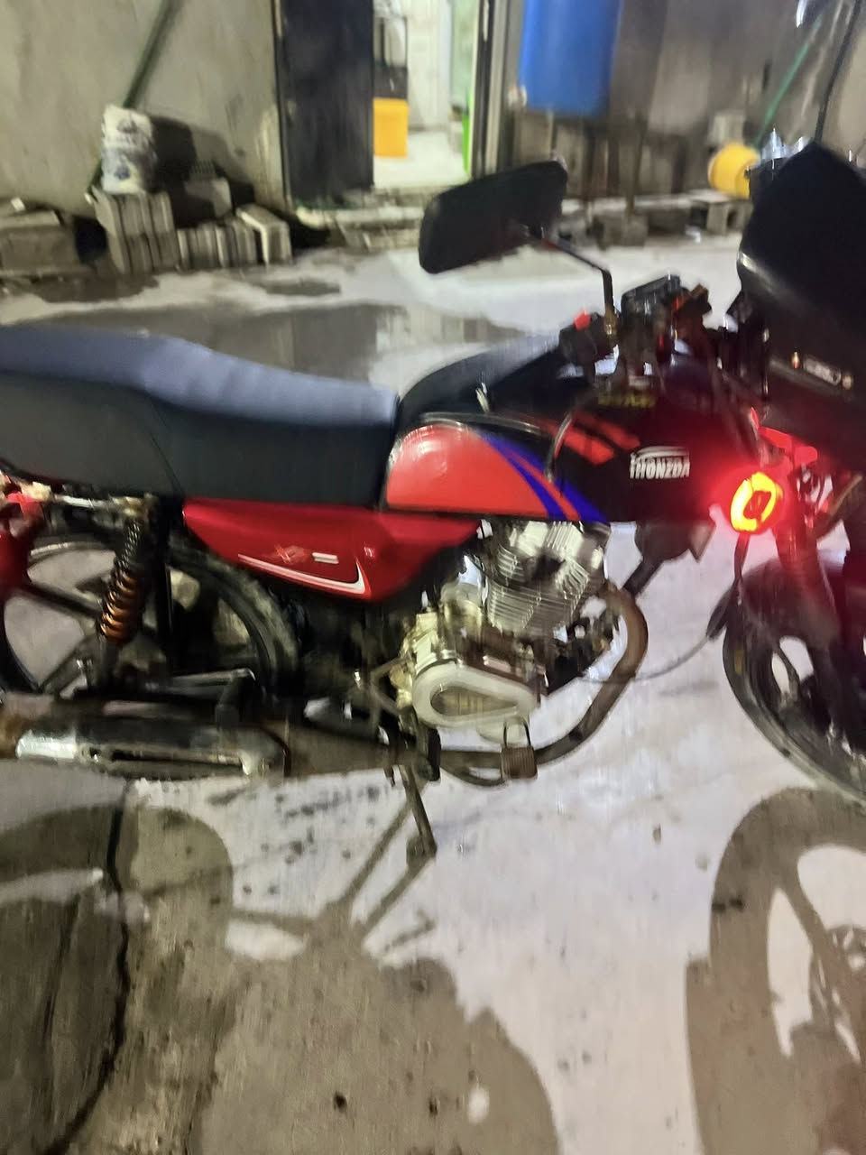 سلام عليكم 
دراجة نامة برو بوكسر مكينة ستوته MTR توه شادها على اول تبديله دهن شلعه تحرث الكاع ومعدل ورزانه ونضافتها مثل متشوف لايتات بومه هورن سيدان سلف نكره سنويه ورقم باقي فقط استلام تحويل باسمك ثاني يوم رايدها ب 2.250 رقمي ***********
