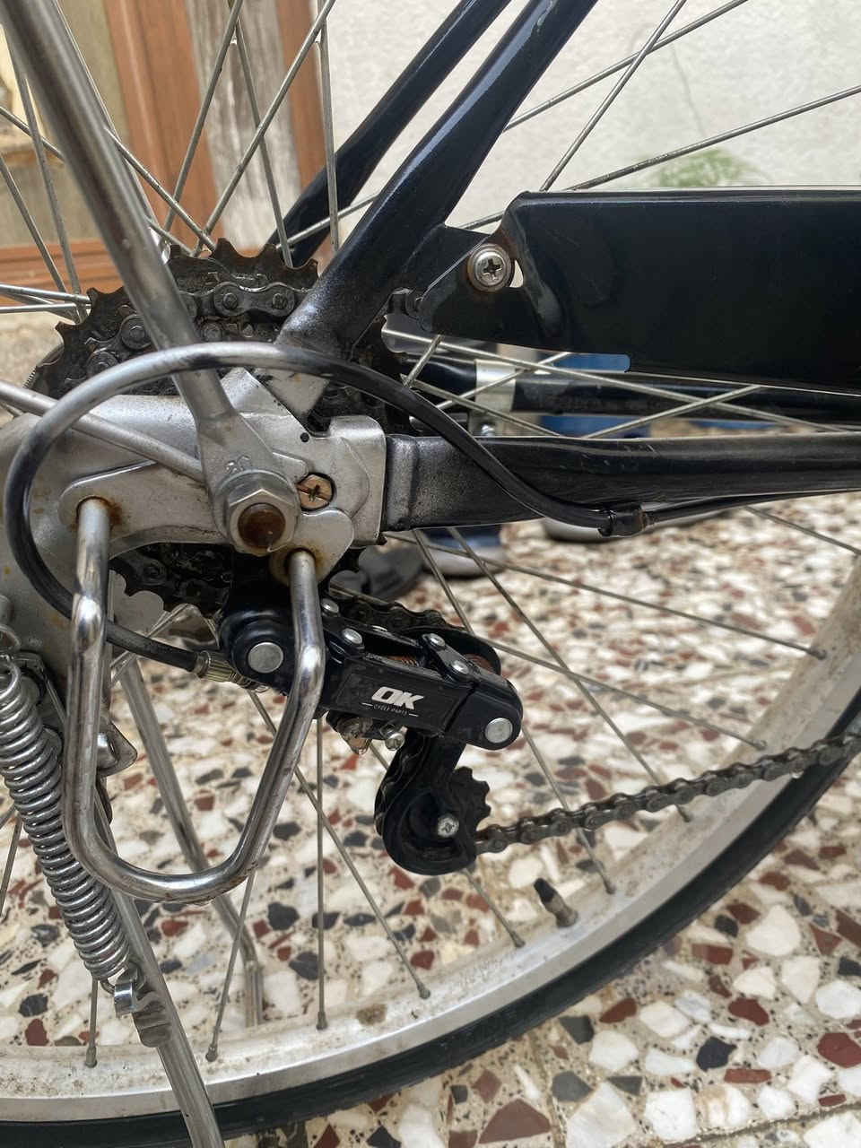 سلام عليكم بايك سياحي مال باله اصل 
لون اسود ونيكل جديد ما صارله شهرين من اخذته من الوكيل 
كير عكرب ٦ سرعات وشغالات كلهن
كشني طبي درجه اولى 
بطيخه اماميه ام الحساس يعني ويه المشي يشتغل الكلوب
اكفلك البايسكل من قطره لحيم او فتح شي بل بايك 
تجي بس تفحص وتروح لا تشتري حتى كل الهله 
مكاني بغداد الاعضميه سبع بكار ويتوفر توصيل 
*********** اي استفسار اني حاضر واكون متواجد هنا وعلى الواتساب ان شاء الله كل الهله بيكم وسعره رح يكون ١٤٠
