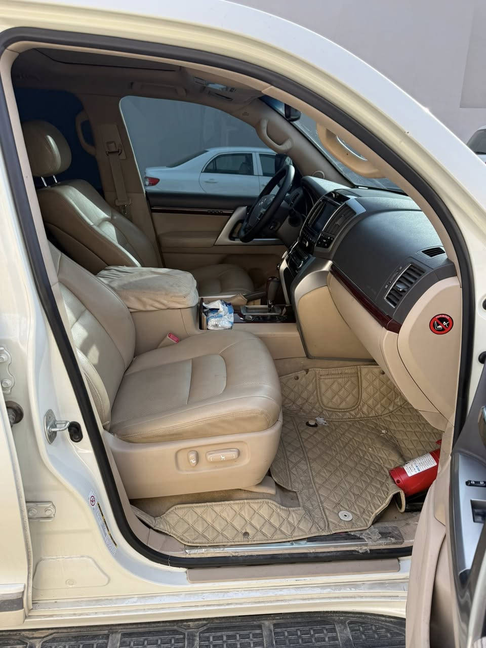 السلام عليكم ورحمة الله وبركاته
تويوتا 🇯🇵
2014
لاندكروز 

Vxr 

مكينة 4.7 المرغوبة
ماشي176 الف
لون ابيض

مواصفات لكزز فول 

سماعات JBL  غني عن التعريف

16 سماعة

6 كامرات 360 درجة

حساسات360 درجة

كشنات تبريد

شاشات خلفية

بصمة ٤ بيبان 

باب خلفي كهربائي

ترحيب 

داخل لون ابيض 

مكان السيارة بصرة

رقم صاحب السيارة

***********

مكلف ب النشر
