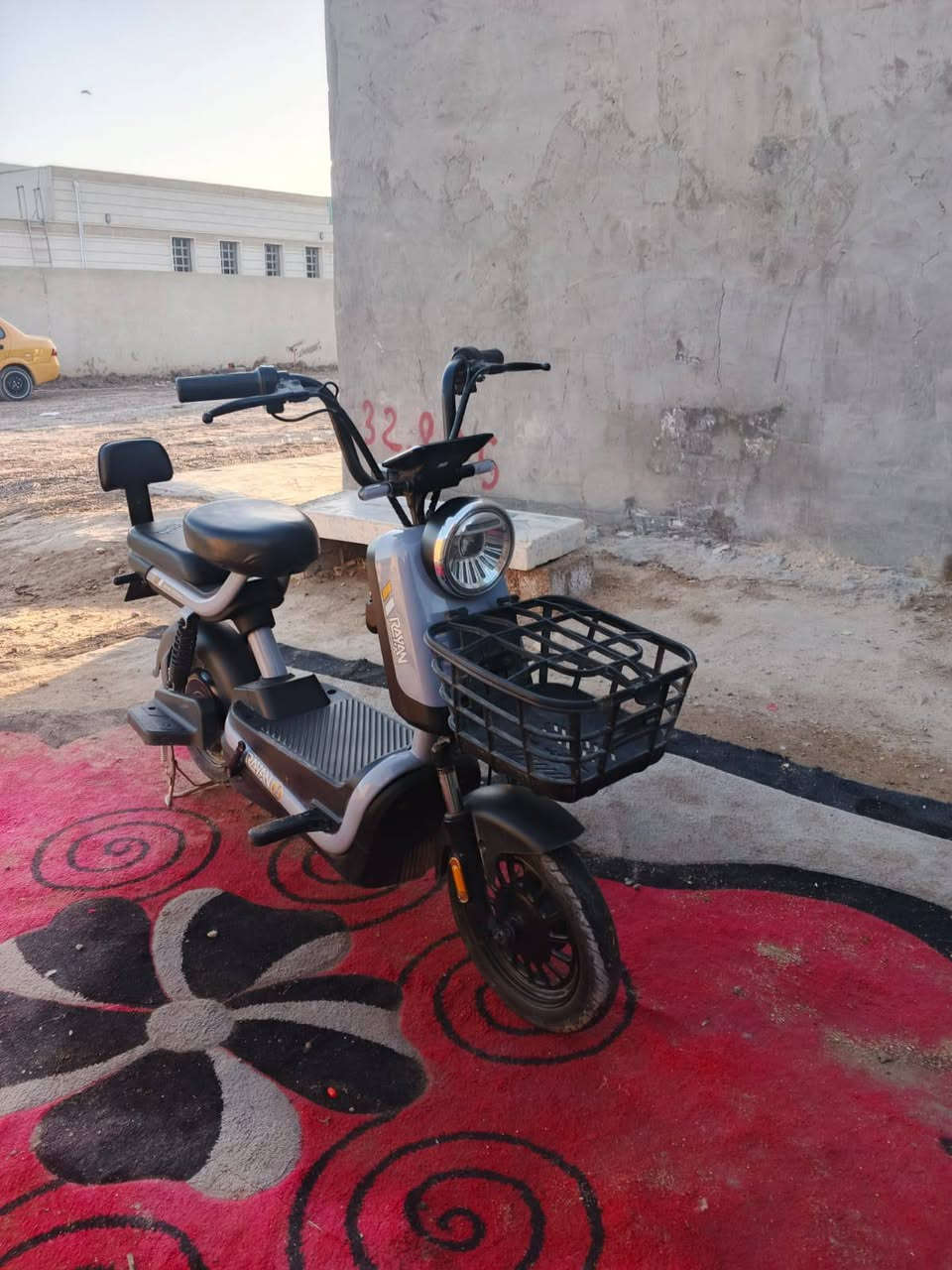 سلام عليكم دراجة شحن للبيع دراجة سعمال شهر 300 وبيه مجال *********** واتساب
