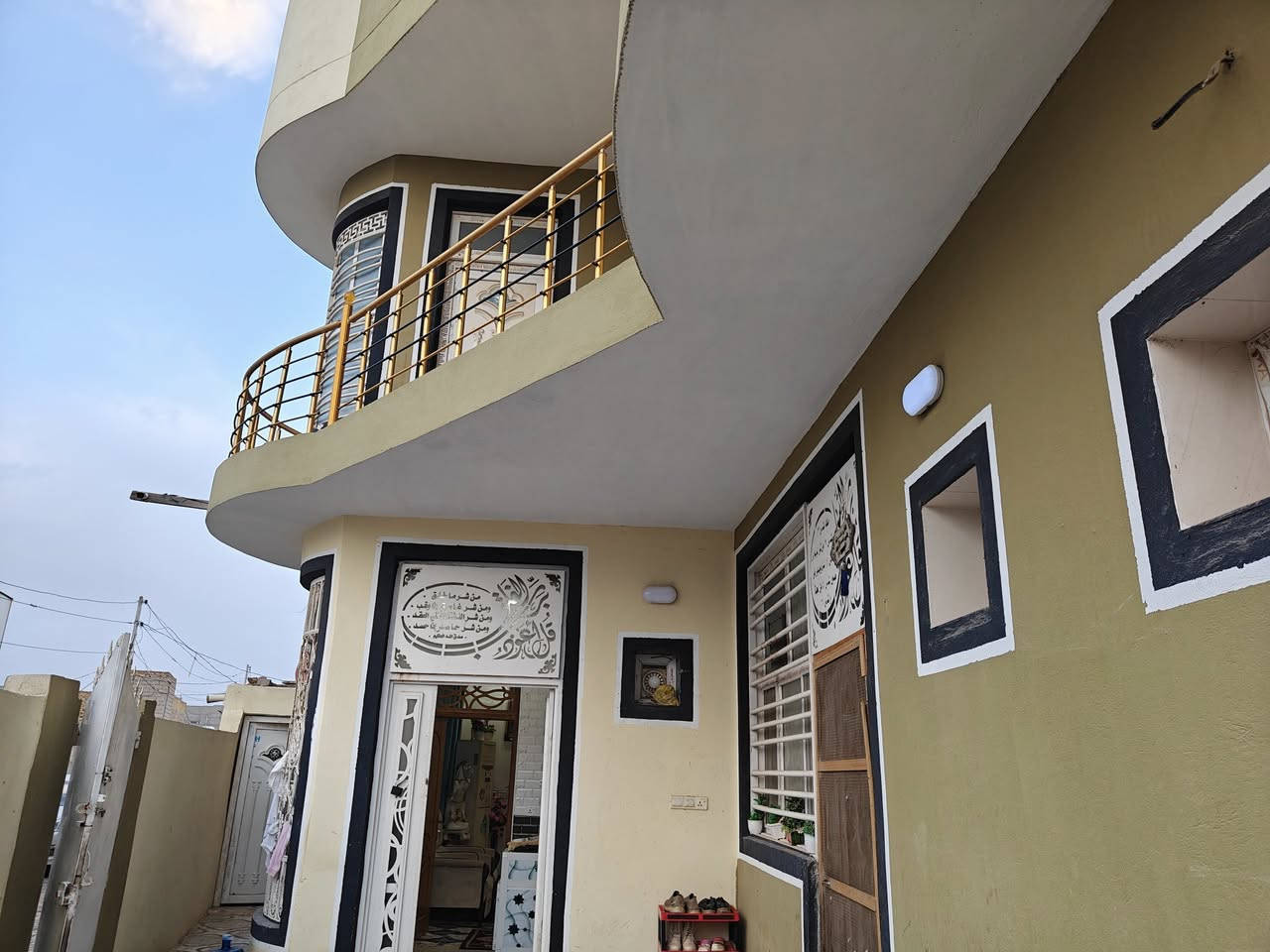 عرض كلش حلو بيت حديث موقع راقي حي الامين قريب عل جامعه تفاصيل 6غرف نوم مطبخ صاله استقبال او حديقه طابو زراعي سند 25بناء جديد سعر 160مع مجال قليل اخوان الي ما يشتري لا يجي ويتعب العالمد*********** تريد هوه او الأثاث او البيت وحده المراجعة مكتب الحسناوي
