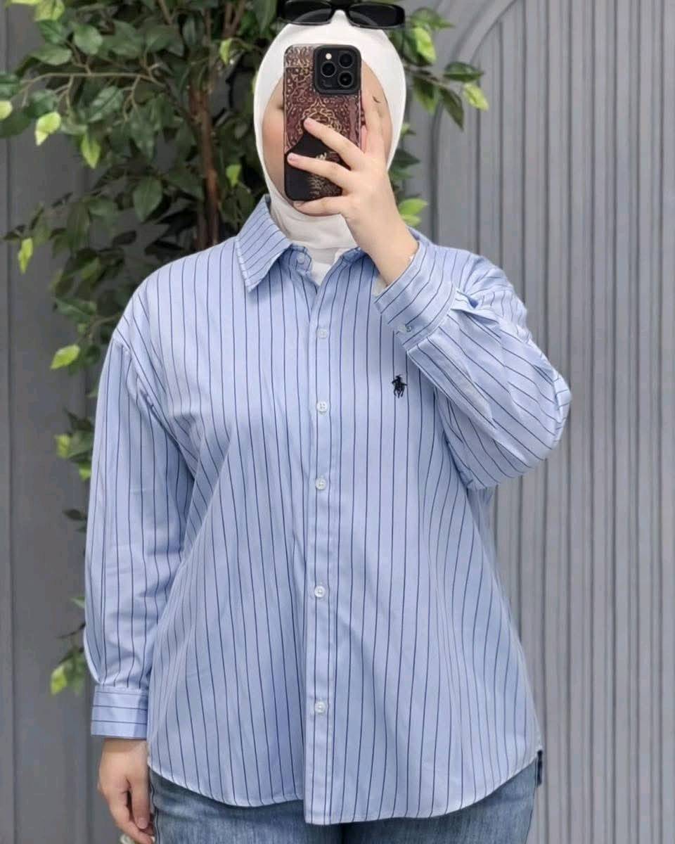 مجموعة أنيقة من القمصان المخططة للنساء، مصنوعة من قماش مريح ومتوفر بعدة ألوان مثل الأحمر، الأزرق، الأسود، الأبيض، والوردي. ممتازة للمناسبات الكاجوال أو للارتداء اليومي. متوفرة بعدة مقاسات لتناسب جميع الأذواق.