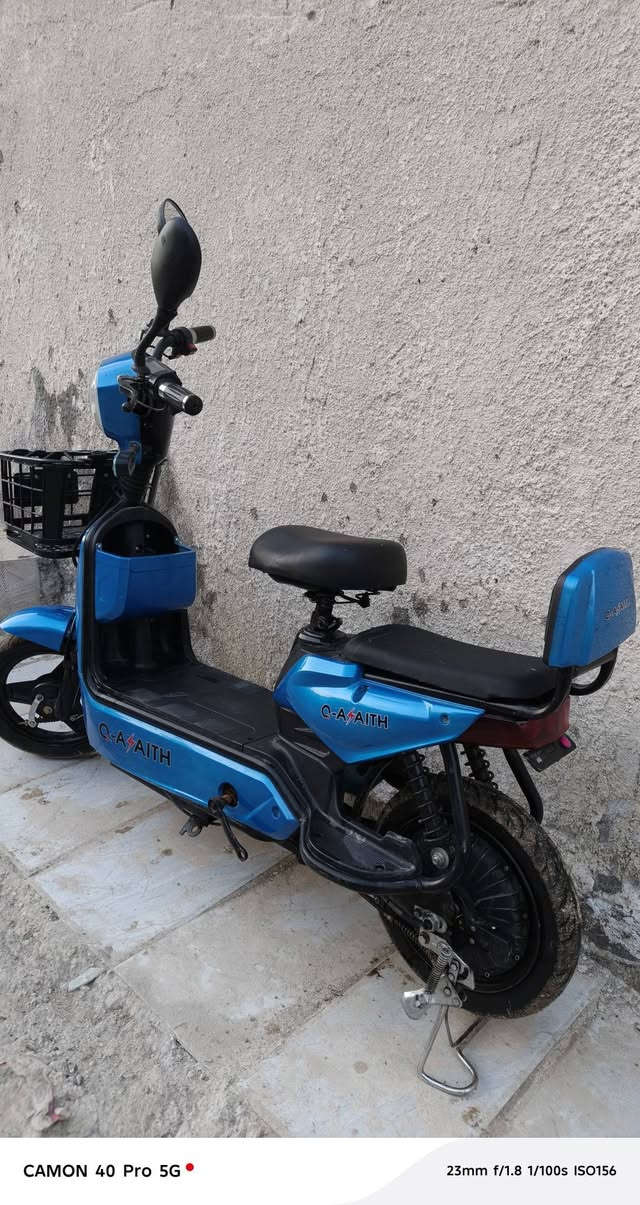 دراجه للبيع محرك بقوة 500 واط السرعه 40 الا 45 
3 اوضاع للسرعه تشغيل عن بعد تمشي 40 كم بشحنه وحدة بطاريه 48 فولت 12 امبير تحمل وزن 100 الا 150 نضام انذار السرقه قفل المحرك زنون ثلجي عالي نصاصي لدات ازرق السعر 200 واتساب *********** وبل خدمه
