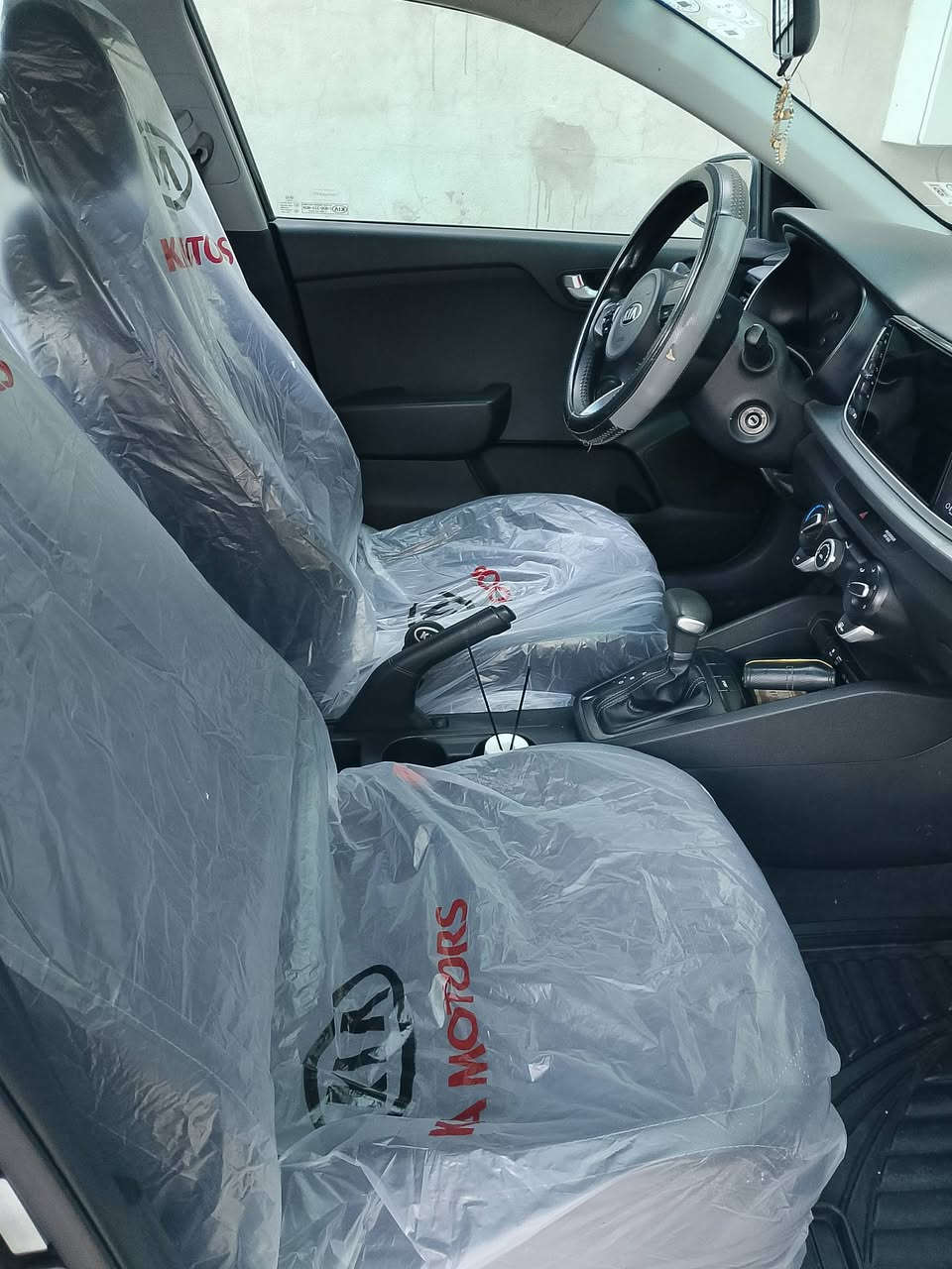 🚗 للبيـع: كيا ريو 2018 - وارد أمريكي 🚗
السيارة نظيفة جداً وبمواصفات مميزة، وهذا كامل التفاصيل:
 * نوع السيارة: كيا ريو (Kia Rio).
 * الموديل: 2018.
 * المحرك: 1.6L GDI (محرك نشط واقتصادي جداً).
 * ناقل الحركة: أوتوماتيك (AT).
 * المسافة المقطوعة: 100 ميل فقط (ما يعادل تقريباً 161 كيلومتر).
 * حالة البدن (الضرر): بوند (بنيد) فقط، بدون أي ضرر داخلي (لغد، شاصي، إيرباج كله سليم بشرط الفحص).
 * الملاحظات: توجد آثار "حالوب" بسيطة جداً وغير مؤثرة على جمالية السيارة.
 *  شرط التحويل السيارة.
💰 السعر المطلوب: 107 ورقة (10,700 دولار) وبي مجال طيب للشراي الجاد.
📍 المكان: [موصل] قرب دجله ستي 
📞 للتواصل والاستفسار: [ ***********
