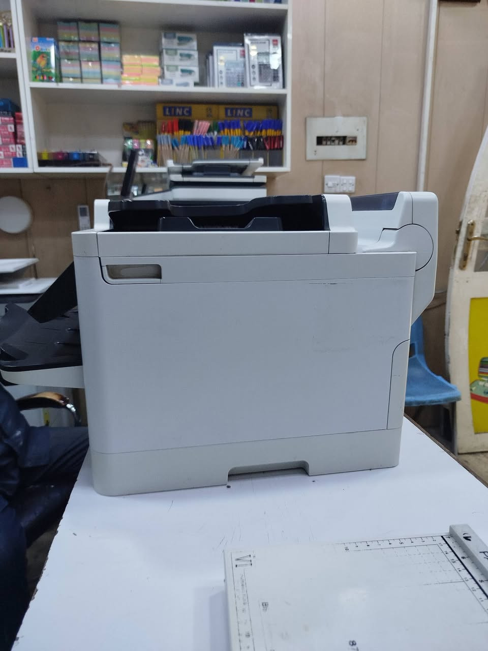 أيبسون ( EPSON 5710) شغالة بصورة جيدة
السعر ٤٠٠ الف 
للتواصل : ***********
