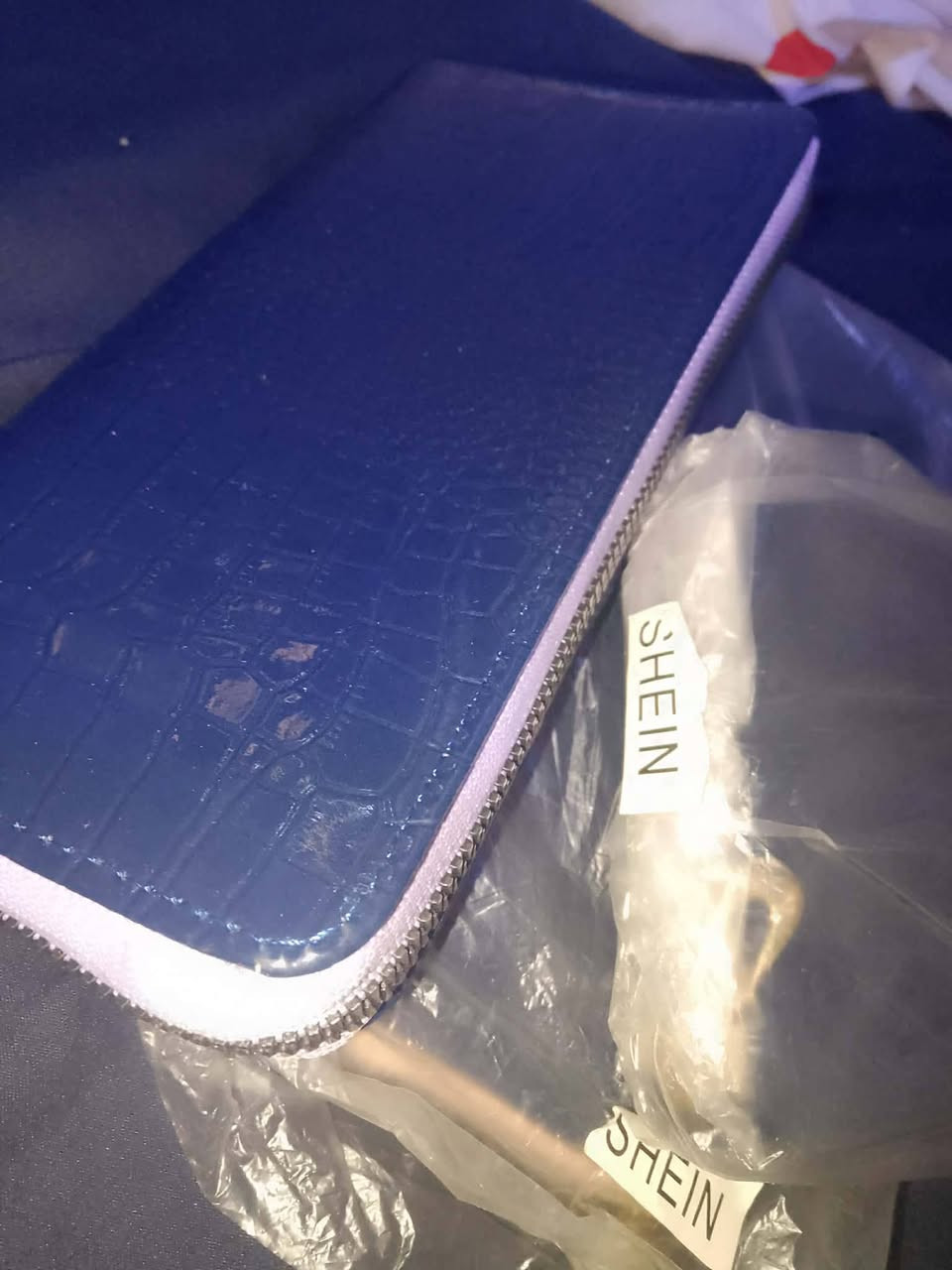 جزدان شي ان كوالتي راقي جداً والسحاب  فول
درزن 3 اللوان احمر بنفسجي نيلي


**إذا كنت صاحب هذا الإعلان وتريد حذفه لأي سبب، رجاءا أرسل رسالة إلى الدعم الفني**