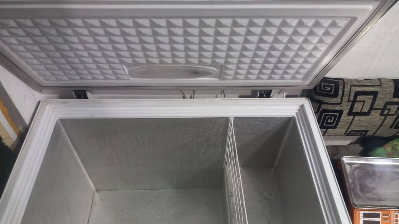 السلام عليكم
براد بيبسي نوعية ايگور 300 الف 
مجمده شغالة شرط التجميد 250 الف 
العنوان حي المختار قرب معمل الطرشي 
***********
