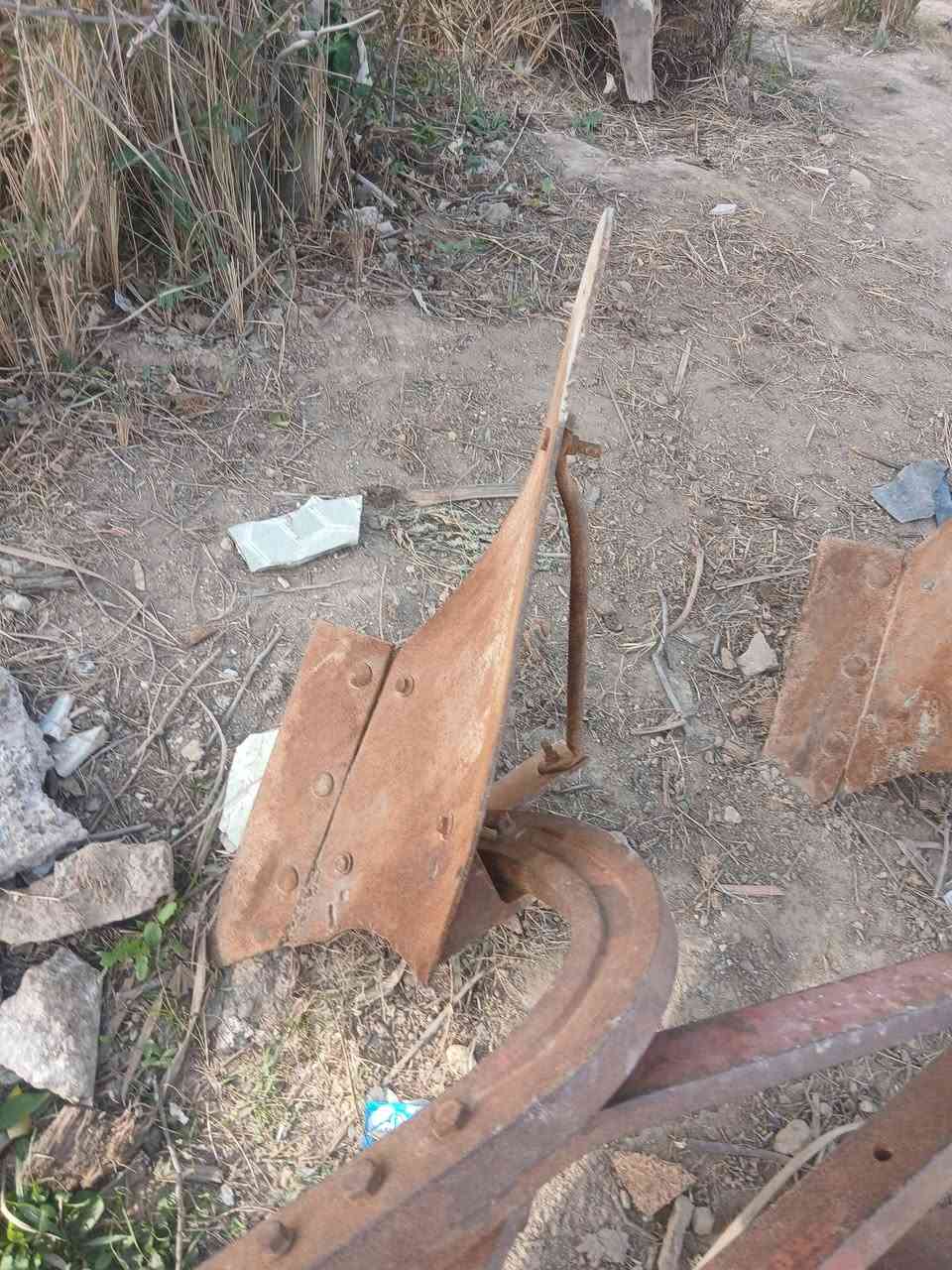 السلام عليكم مكينة عنتر للبيع مع فدان السعر ثلاثة ملايين لاستفسار الرقم ***********,***********
