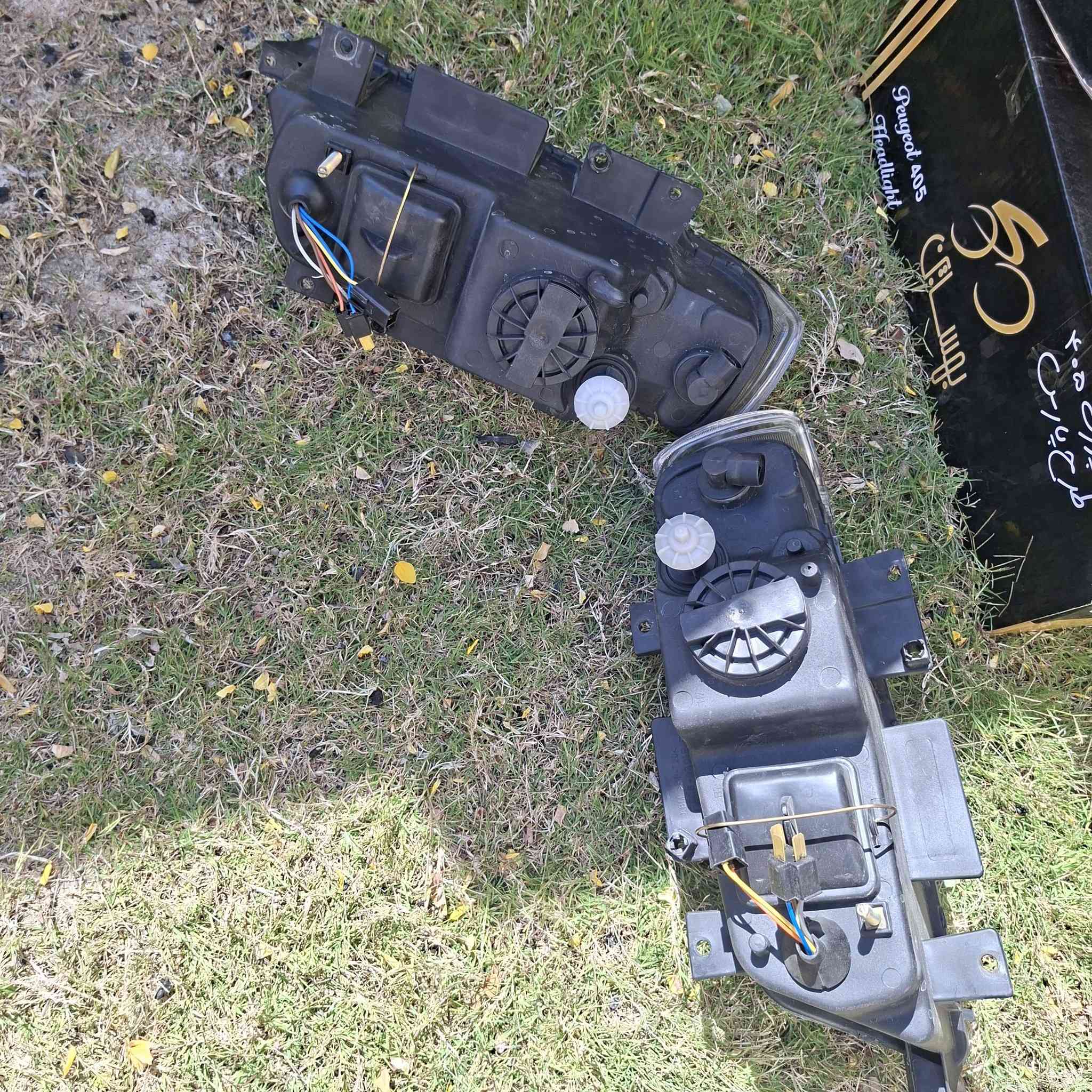 للبيع زوج لايتات  للبيجو  
جديدة ونظيفة مثل ما موضح بالصور.
تركب على  وبعض موديلات البيجو الإيراني. روى او بارص او 405
السعر: 60 
المكان: الكوت
للاستفسار  
 ***********
