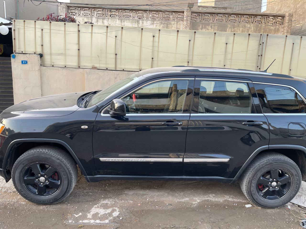 سلام عليكم للبيع فقط جيب لاريدو موديل 2011 ماشيه 155الف كم
سياره كلين تايتل سونارهه موجود بس بيهه نواقص بسيطه يحتاجلهه زوج اذاين مكينه و بيهه صوت رواجز بلمكينه فقط من بارده 
بيهه تخم تاير جديد 
سياره مامفتوح بيهه برغي 
فول مواصفات عده الفتحه ولمواصفات مالتهه معروفه بصمه وغيرها 

..مكانهه بغداد الزعفرانية 
سعرهه 140$ومجالهه بسيط 
للاتصال (***********)
