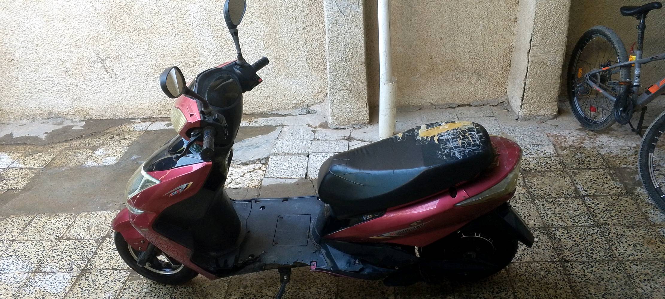 السلام عليكم دراجه حمرة للبيع كاملة مكملة بس كفراتها تعبانه السعر 600 والزكه كلشي مابيها ب 235 وبيهن مجال  العنوان بغداد شرطه الخامسة سويب 