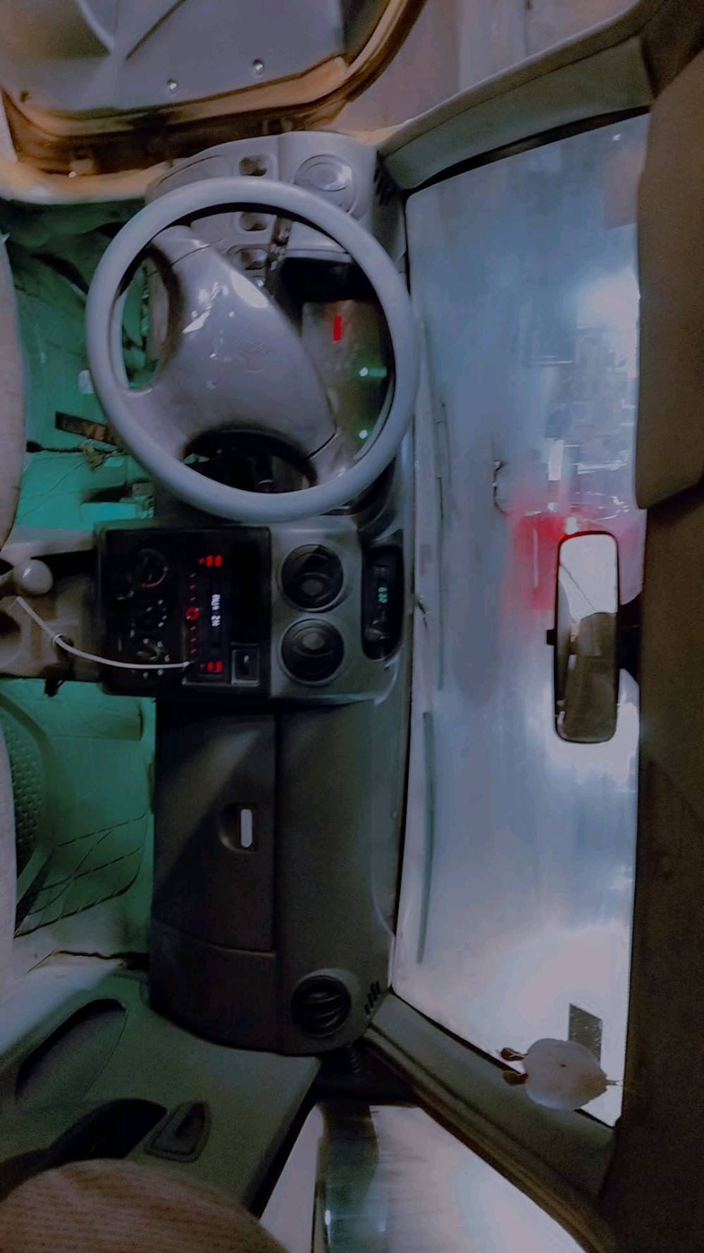 السيارة معروضة للبيع. حالتها جيدة ومصبوغة بلون أصفر. تتضمن تفاصيلها الداخلية الحفاظ على المقاعد بحالة نظيفة كما هو ظاهر بالصور. الأضوية الأمامية والخلفية في حالة ممتازة. السيارة مناسبة للاستخدام اليومي وقيادتها مريحة.