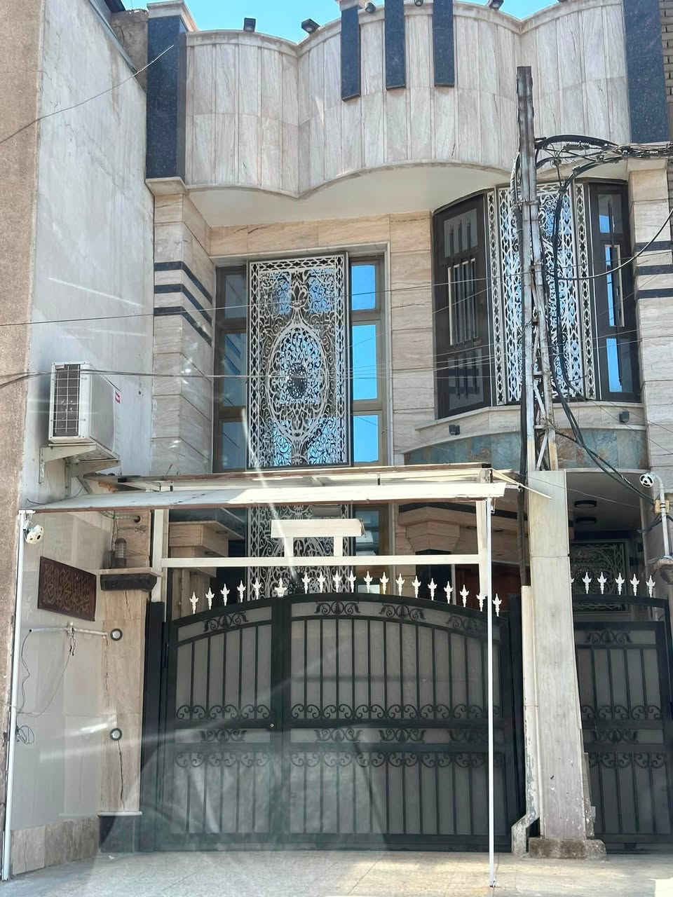 سلام عليكم
بيت نظيف جدا جدا بناء حديث درجة اولى  

واجه مرمر 

الارضية مرمر 

مساحه البيت واقع حال ١٠٢متر 

بالسند مسجل ٩٧ متر 

العنوان القاهرة قرب اسواق نستلة 

للاستفسار المراجعة مع مكتب دلالية كريم العزاوي 

او المراجعة مع صاحب الدار 

بيت جاهز تجي اجيب غراضك وتكعد خلال سبوع 
للاستفسار 
***********
