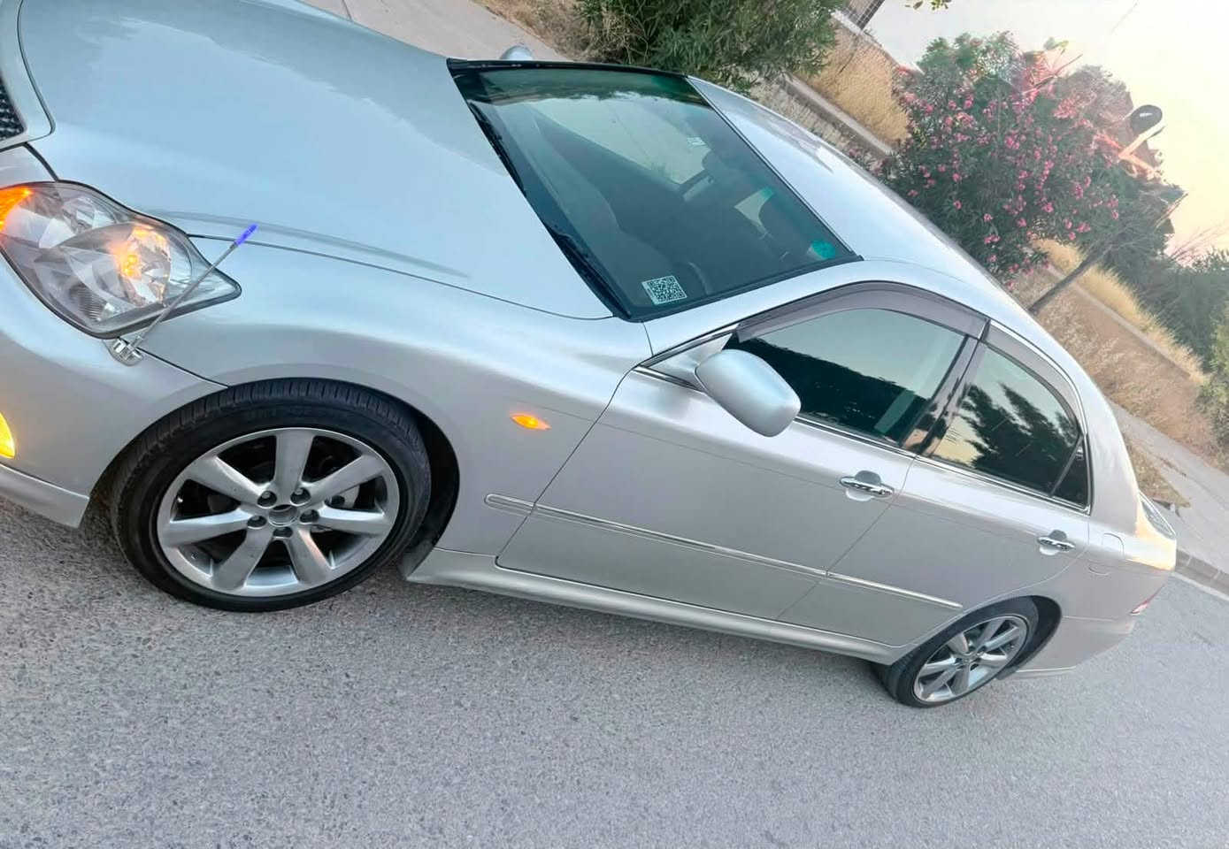 شاهينة ٢٠٠٥ موس سپؤرت ئةسيليت
١٨٠ مةكينة بچوك گير بچوك ئالتوني بازار
مةرغوب بانزين زؤركةم دةخوات ٣ دووگمة
كؤدي بؤكراوة بةناو خؤمانةوي باركؤدي جامي 
پيوةية گير و مةكينة هةمووي بةشةرت هةموو 
گياني كامل جايزة سةيارةكة مالي دؤستة 
لةيةك سايةقي كةمة تةبريد سارد و گةرم بةشةرت
سةيارةكة مالي دؤستة سعري خوار بازار ….!

بةس رجاي خوات لي دةكةم مالي خةلك سوك مةكة ئةگةر كرياري ئةتخةمة سةر سةرم 
***********
