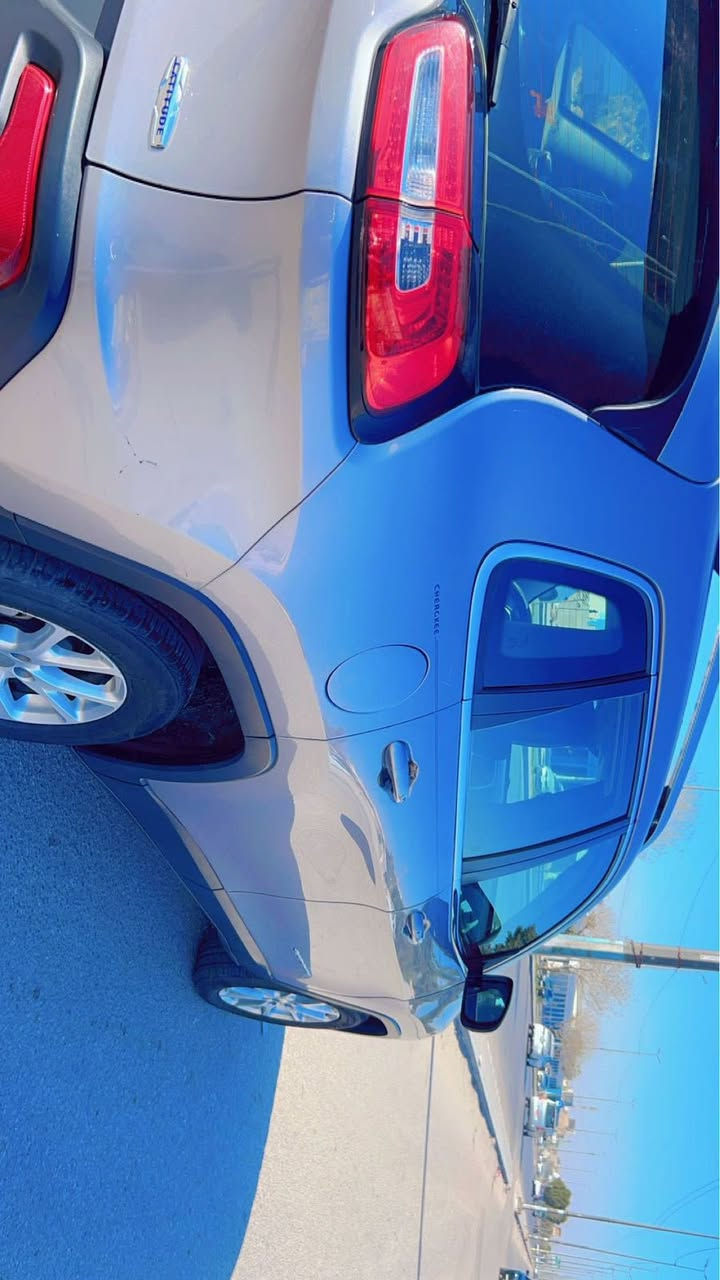 السلام عليكم
جيب شيروكي (بزون )موديل 2018 

محرك 4 سلندر 2400 

 مواصفات 

بصمة وتشغيل عن بعد 

هاند بريك بصمة  

مقاعد جلد 

شاشة كبير 

كرسي كهرباء 

تحكم ستيرن جهتين 

 بعد بيه.  موصفات.  اخرى

لايت زينون  

السيارة عليها ادامة كاملة ومتعوب عليها سيارة مابيها اي نقص صدر امامي جديد تخم تاير جديد باتري جديد نوزلات وكالة جدد دسكات جديدة .

السيارة ماشي 84 الف ميل    

 السيارة   طابه للعراق بدون حادث بدون ضربه   وصور موجودة ..

السعر 142 ورقة وبي مجال  

موجودة في النجف لاشرف

هاتف : ***********
