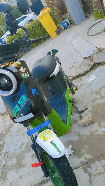 السلام عليكم دراجه شحن R9 دراجه نضيفه ٥ بطاريات دراجه مصروف عليه فقط جاملغ كسرين بسيط ممبين من ناحيه الجمبزه ولغراض + مبدل سكليتر بي عطل بسيط راسلني بل خاص تعرف العطل سعره ٣٧٥ وبيه مجال بسيط للشراي رقمي *********** او خاص موجود
