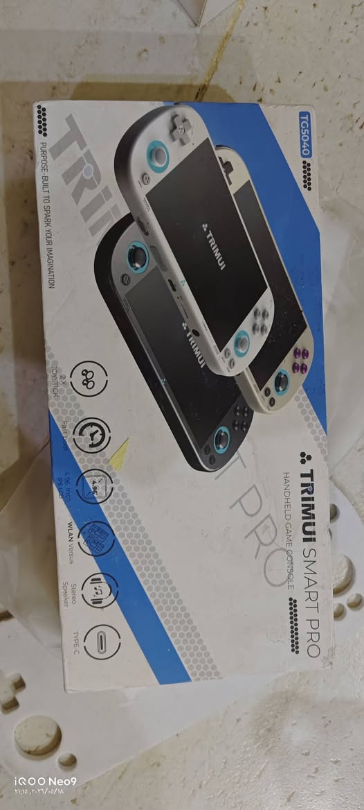 ​🎮 للبيع: جهاز الألعاب المحمول TRIMUI SMART PRO (شبه جديد) سعره 70 معه توصيل
جهاز ألعاب كلاسيكي مميز بتصميم أنيق ومريح، مثالي لمحبي النوستالجيا وألعاب ريترو. الجهاز بحالة ممتازة ومع كامل ملحقاته الأصلية والكرتون.
​📌 المواصفات والمميزات:
​الموديل: Trimui Smart Pro (TG5040)
​الشاشة: شاشة IPS بحجم 4.96 إنش بدقة ووضوح عالي.
​التحكم: عصا تحكم مزدوجة (2x Joystick) مع أزرار مريحة.
​الصوت: سماعات ستيريو مدمجة لتجربة صوتية مجسمة.
​الاتصال: يدعم الاتصال اللاسلكي (WLAN Versus) للعب الجماعي، ومنفذ شحن TYPE-C.
​الأداء: إقلاع سريع جداً (Fast Boot) ودعم تشغيل آلاف الألعاب الكلاسيكية بمختلف المحاكيات.
​📦 الملحقات:
​العلبة (الكرتون الأصلي).
​كابل الشحن ودليل المستخدم.


**إذا كنت صاحب هذا الإعلان وتريد حذفه لأي سبب، رجاءا أرسل رسالة إلى الدعم الفني**