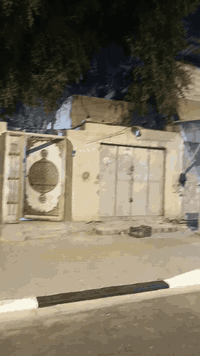 السلام عليكم
عقار للبيع في البصرة حي الحسين على شارع تجاري سايدين شارع 60 مساحة العقار 160 متر البناء قديم 
السعر 225 مليون 
للأتصال ***********
