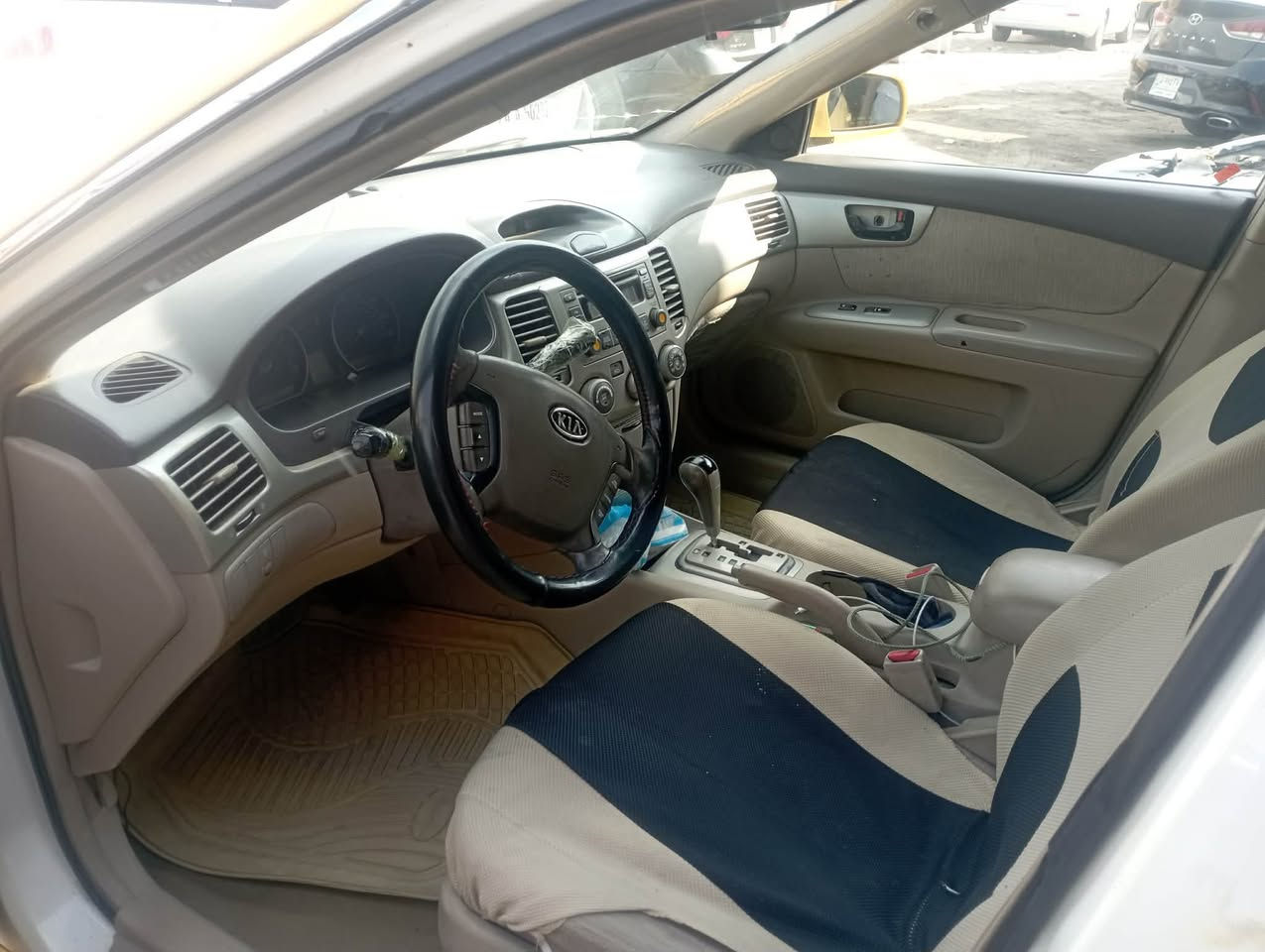 السلام عليكم للبيع اوبتما موديل 2008 وارد امريكي بيه جاملغ امامي فقط سياره جديده بمعنى الكلمه غاز بانزين محرك ٢٤٠٠ مصفره هيئه وغرامات داخل بيجي مكان السياره بابل رقم الهاتف ***********
