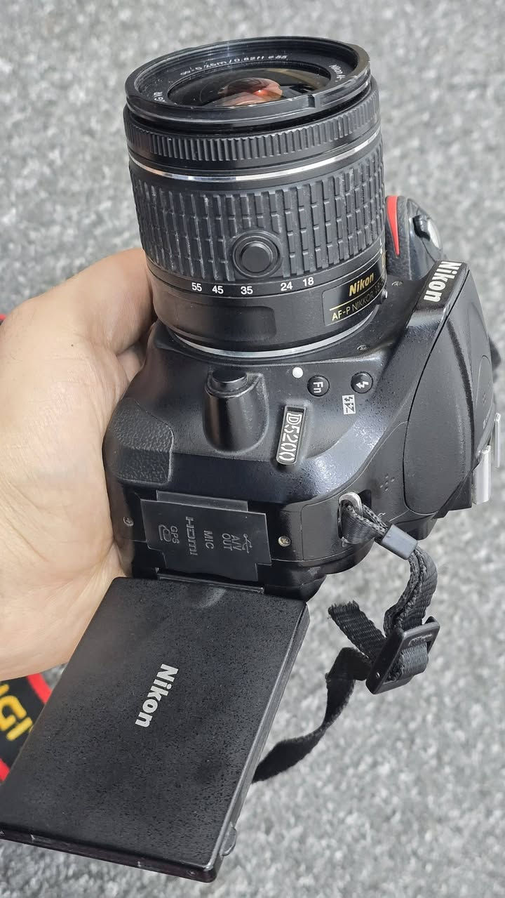 كامرة نيكون D5200
مستعجل على البيعة
نظافة 85%
وياها رام اصلي وحزام اصلي وجنطة وشاحنة 
المكان : كربلاء المقدسة
***********
