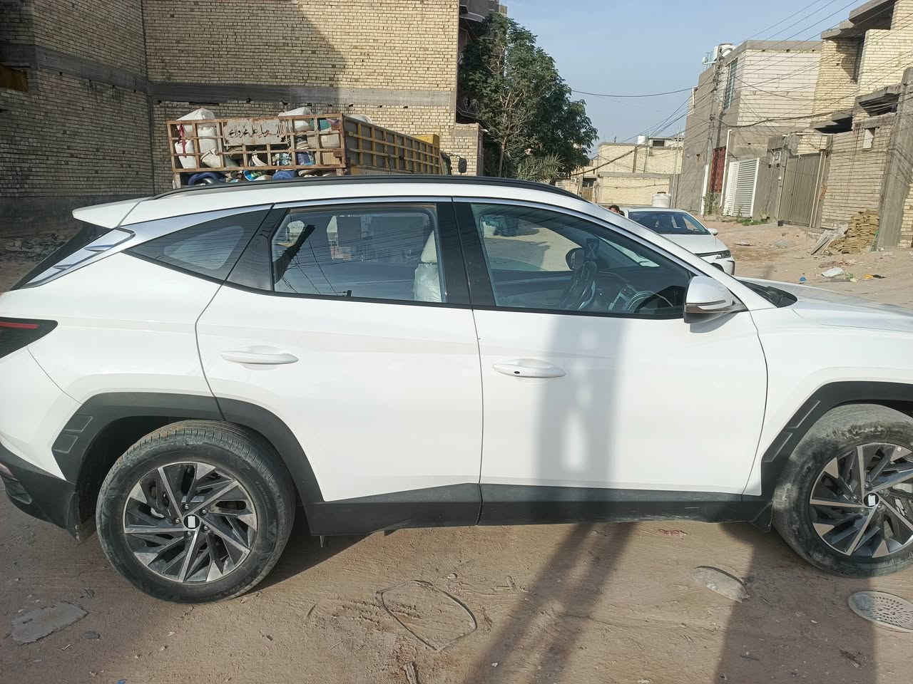 � للبيع – توسان 2024 فل كامل تقريباً / بحالة الوكالة 🚘
🔥 هيونداي توسان موديل 2024
📍 رقم بغداد إنكليزي
📏 ماشية فقط 15,000 كم
🛡️ مكفولة وكالة – خليجي
📄 باسمّي (نقل فوري)

السيارة زيرو استعمال خفيف جداً، نظيفة من الداخل والخارج، بدون حوادث أو صبغ، بحالة ممتازة جداً وما تحتاج أي مصروف.

✨ المواصفات:

 • شاشة كبيرة + كاميرا خلفية
 • حساسات أمامي وخلفي
 • جنوط ألمنيوم وكالة
 • إنارة LED
 • تحكم دركسون
 • مرايا كهرباء
 • تكييف ممتاز
 • أنظمة أمان متكاملة

🚗 سيارة بيت، استخدام شخصي، سبب البيع تبديل.

💰 السعر: (2 شده و 25 ورقة) قابل للتفاوض للجادين فقط
📞 للاستفسار الاتصال ***********
