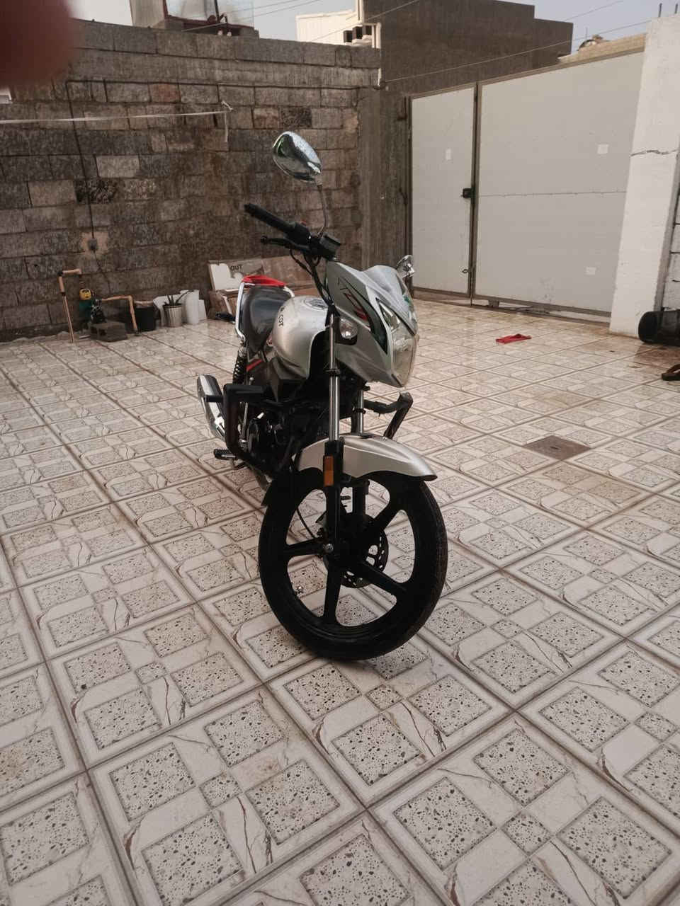 سلام عليكم
ماطور سايم كوت 
للبيع دراجه مسجله كامله 
مكاني الرمادي 
دراجه جاهزه ما بيها كلشي محرك سبانه ما ممدود عليه 
موديل 2023
تصال او مراسله ع وتساب 
***********

