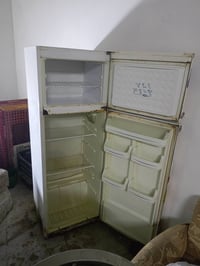 ثلاجة للبيع شغالة ما بية اي عيب ب 75 الف تواصل خاص او واتساب 077235471...