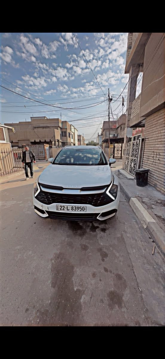 سلام وعليكم 
كيه سبورتج موديل2024 خليجيه
السياره ماشيه28
السياره مكفوله من الصبغ والبارد بيه بس رصعه صغيره بل جملغ الخلفي كلش صغيره
سياره نص فول بعده شركه
السعر 208قفل
رقم ***********
مكاني بغداد
