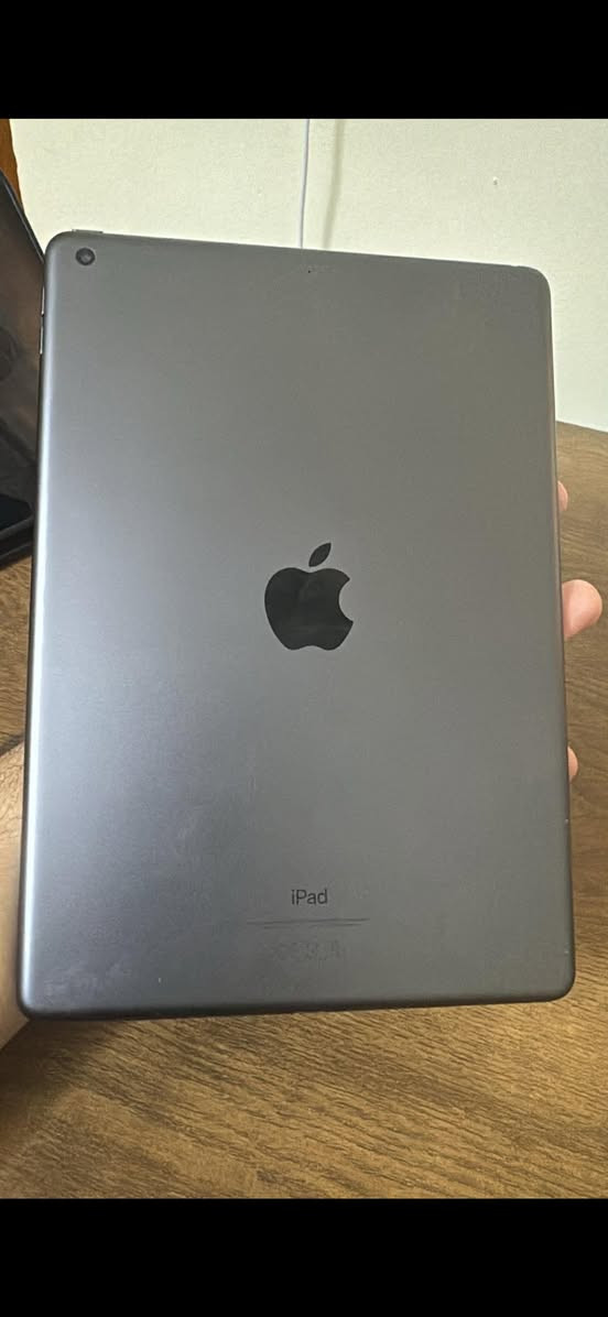 ايباد 9 ذاكرة 64 الجهاز نظيف وبطارية زينة فقط مبدل كلاس والبصمة متوقفة العنوان الدورة ***********
