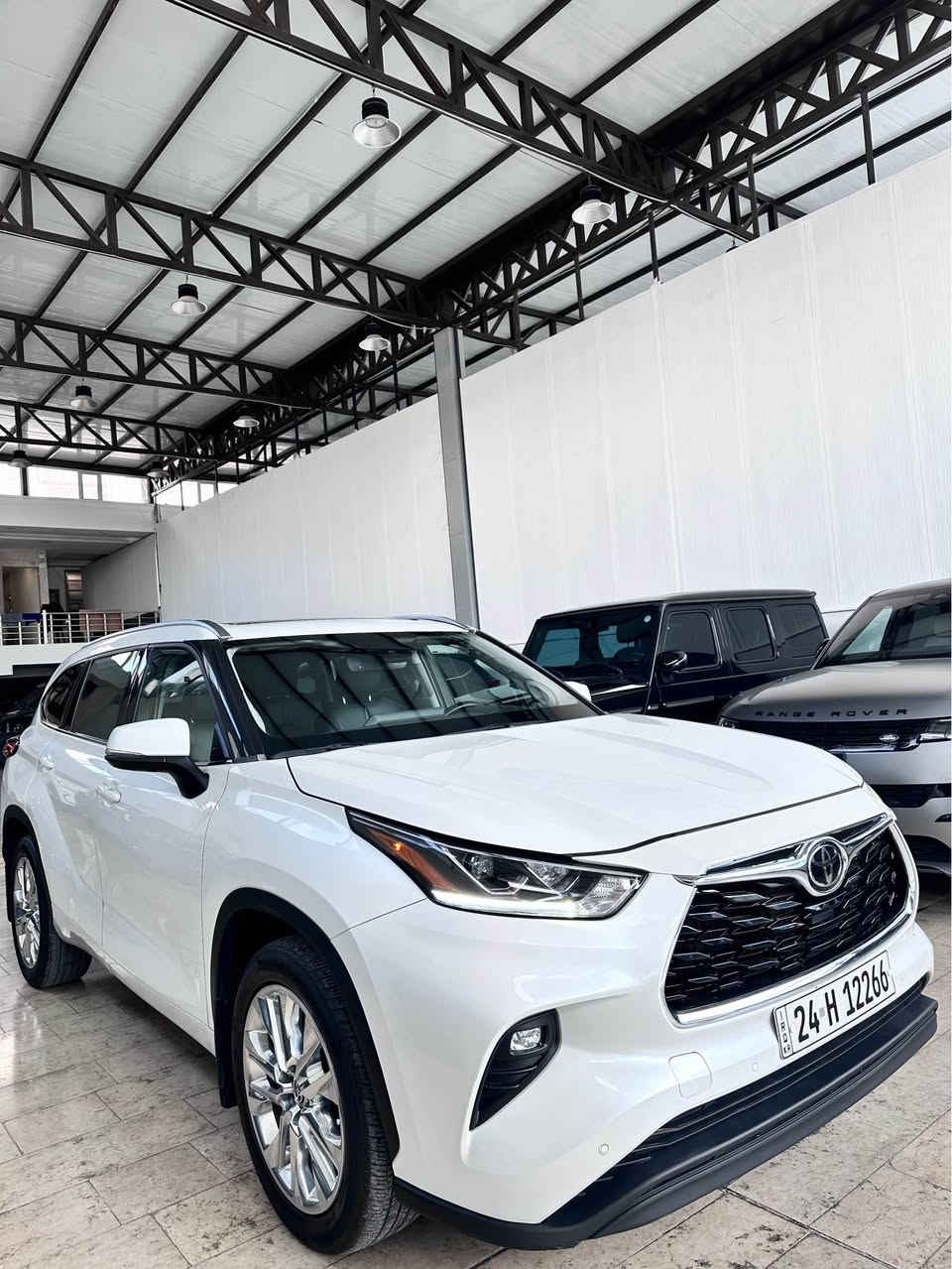 رقم السيارة : دهوك  
موقع السيارة : دهوك
نوع السيارة: هايلاندر 
موديل: 2023
المسافة المقطوعة:  49.000 ميل 
محرك 4 سلندر توربو بانزين فقط 

مواصفات:  limited 
 
بصمة تشغيل 
بصمة ابواب دخول ذكي 
كشنات جلد 
كشنات خزن كهربائي 
كشنات تدفئة وتبريد 
تشغيل عن البعد 
بانوراما 
زر دفع رباعي خفيف وثقيل 
بريك كهربائي 
نظام اوتو ستوب 
نظام اوتو هولد 
وضعيات قيادة درايف مود سبورت .نورمال .ايكو 
دفع رباعي 4*4 
العداد دجتال الكتروني  
مانع انزلاق تراكشن
نظام نزول منحدرات 
نظام Snow ثلج 
ستائر خلفية
صندوك كهربائي + فتح عن طريق القدم 
صندوك يدعم سستم سماعة JBL 
بلاجيكتور كشافات 
رادار نقطة عمياء جانبي ‘
رادار خروج عن المسار 
رادار مانع تصادم امامي 
رادار خلفي للسيارة 
لايت زينون LED +عدسة دوارة
مقاعد صف ثالث سبعه راكب 
ايشاير مري 
الويل عشرين ينج
ستيرن تدفئة 
شاحن وايرلس للجوال 
دشبول والأبواب مطعم بالفورميك بيجي 
شاشة كبيرة 
سستم سماعات JBL
حساسات اماميه خلفيه 
مداخل USB وتايبسي للجوال
نظام الخرائط نڤكيشن
تحكمات ستيرن اوامر صوتيه فول 

ملاحظات: كلين تايتل بدون صبغ مكفوله كفاله عامة

السعر 42.500$ مجال 
 
للأستفسار :

 ***********
*********** دهوك, العراق
