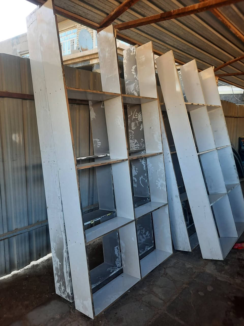 تانكي ابو 2000 لتر 
ورفرف العدد 5الارتفاع مترين تقريبا وعرض الرف الواحد متر وشويه والتقطيع شوفت عينك مكلف ب النشر الشراي يتصل فقط ***********
