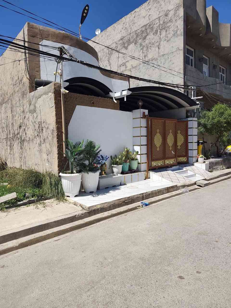 السلام عليكم دار للبيع طابو ملك صرف المساحه 140 واقع حال 160 واجه 7 ونص نزال 22 الموقع بعقوبه ام الكرفس الدار قاط واحد غرفتين فوم صاله استقبال مطبخ مجمع للستفسار ***********

