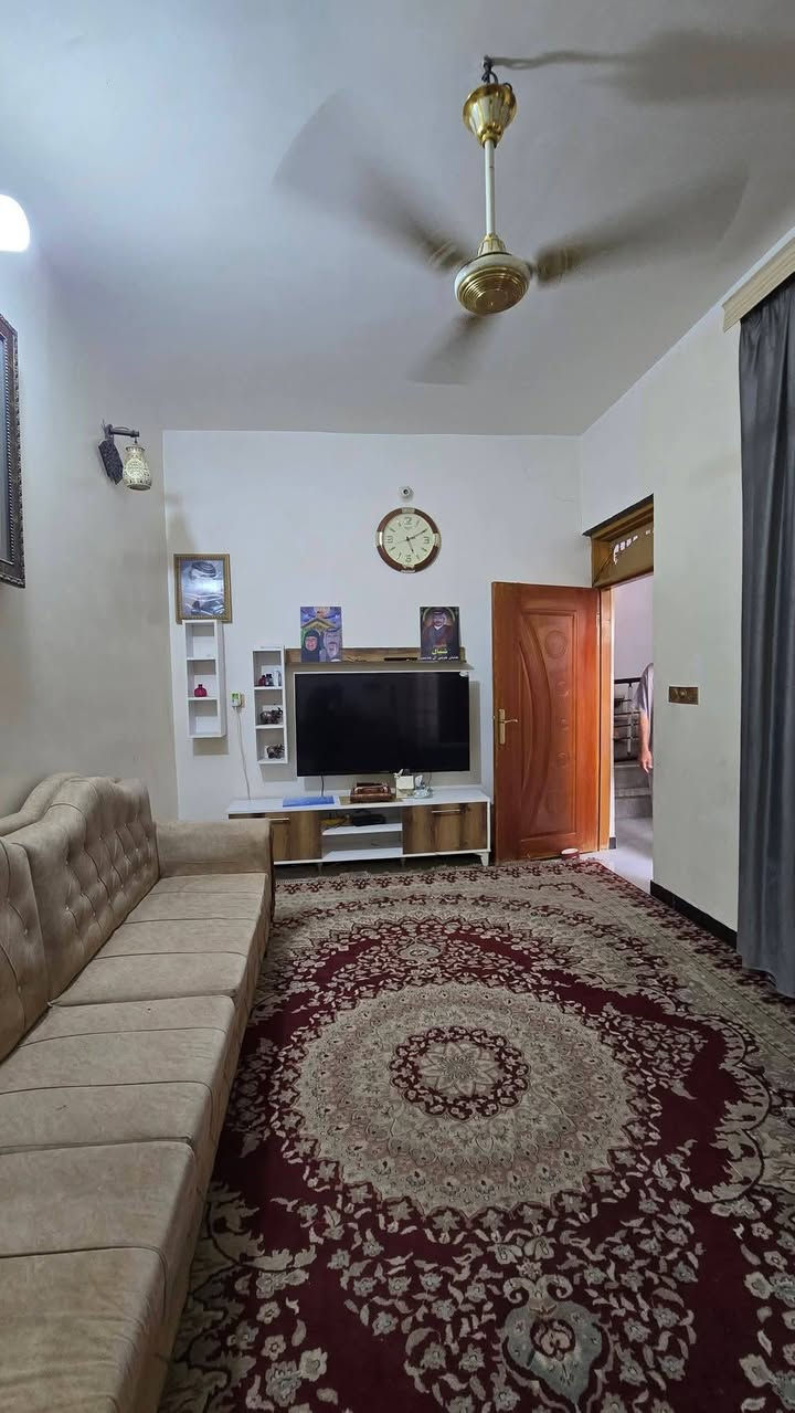 بيوت للبيع ⭕️(طابو زراعي سند 25 )(مشمول تطويب خدمات تبليط_)
⭕️المساحة 100 متر 
⭕واجهة 5 نزال 20
⭕️عنوان الدار  / التقية الثالثة _ 
مقابل حسينية باب الحوائج
⭕️بناء البيت 2025
⭕️بناء  مسلح 
—————————————
           تـــفـــاصـــيـــل الـــدار 
(كونكريت مسلح )
⚜️ غرفه طابقين بيع مستعجل سعر مناسب
⚜️صالة 
⚜️استقبال
⚜️مطبخ 
⚜️مجاميع صحية داخلية وخارجية
⚜️طارمه

⚜️ للاستفسار مراجعة
   ((مـــكـــتـــب  العا صمة العقار 
⚜️ 
⚜️ مقابيل اللجان الطبية 
——
☎️  *********** وتصالمراجعه الواتساب
