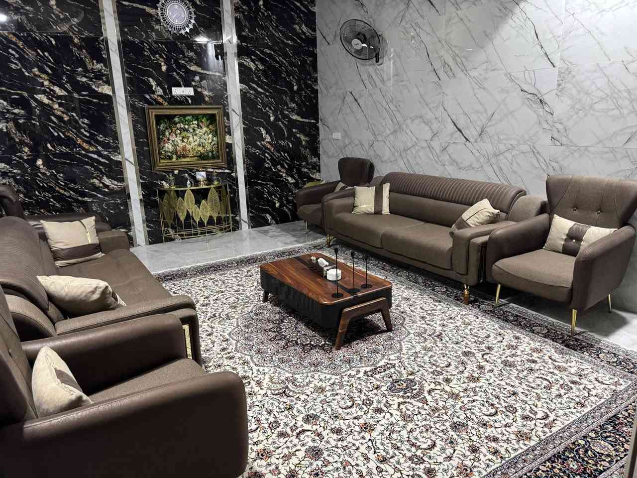 بيت للبيع كربلاء البوبيات عامود 53 طريق الزوار يبعد عن الإمام 2كيلو ثاني بيت بلفرع 
مساحته 200 متر سند 25 إقرار محكمه بناء جديد ومتعوب عليه
يحتوي على حديقه و 4 غرف و2 بالكون ومطبخ حار وبارد وسطح عالي وناصي وصالتين و3 مجاميع صحيه للأستفسار أكثر(***********)
