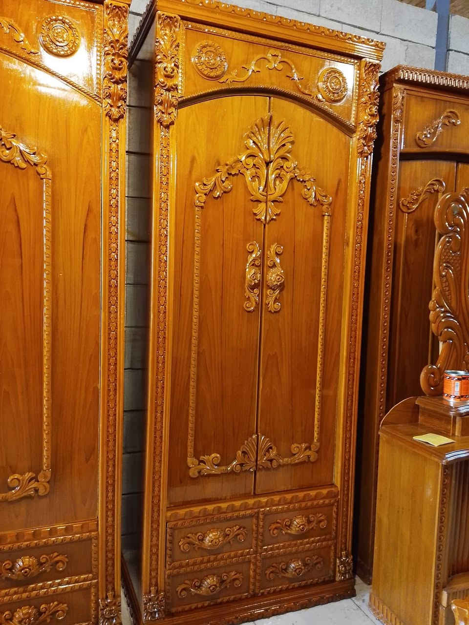غرفه خمسه أبواب ملحق داخل وخارج صاج شغل ثكيل نقش زان صبغ حرارة شغل درجه اولى نضيفه حيل اخو الجديد اتصل *********** إلي يدور رخيص لا يدك عليه
