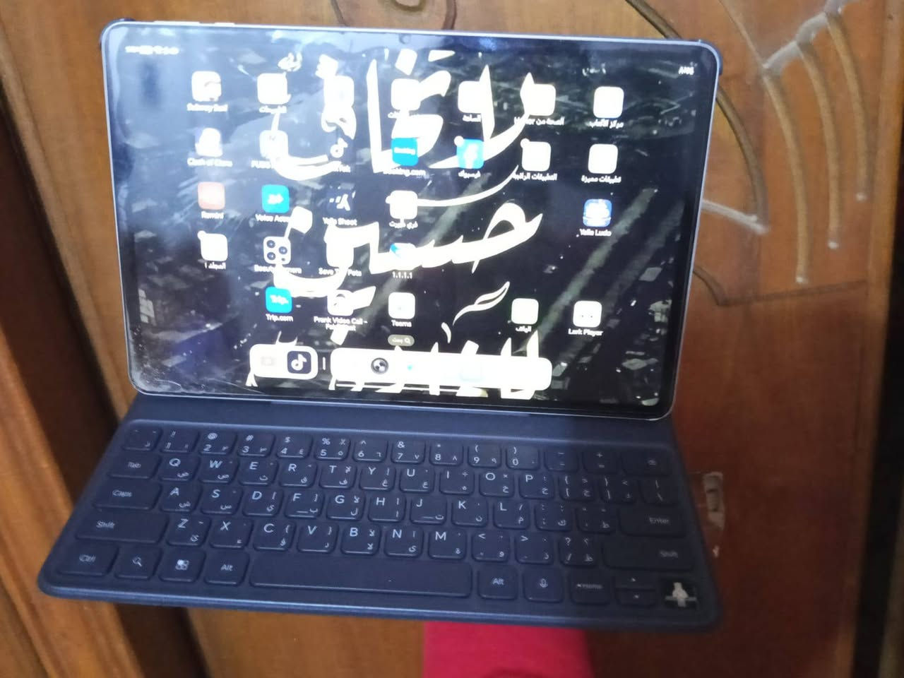 السلام عليكم ايباد البيع نوع الجهاز / HONOR Pad 10 الجهاز نضيف بيه حاسبه شغاله وياه كفر وكارتونه وصارلي 3اشهر مستخدمه وبيه كسر بشاشه او بل الزكه ما متكد منه مثل مجاي اشوف بعينك  سعره/350 وبيه مجال الرقم /*********** /متواجد  مزنجر وتساب وخط وهلا بيكم
