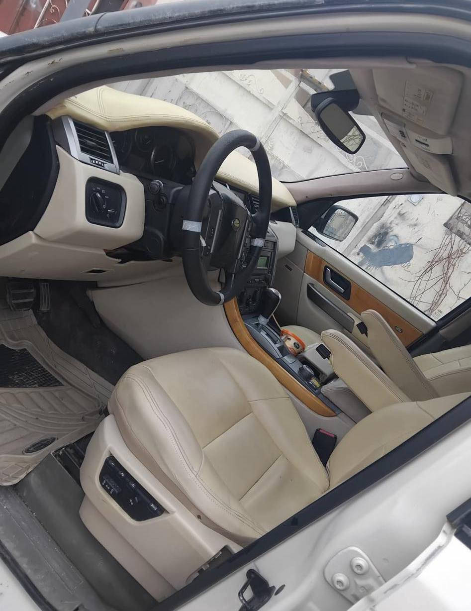 رەنج رۆفەر کامل گۆرایە بۆ 2013
هیج دەعم و لێدانی نیە 
بەس ماشاءاللە دەوێت ناو داخلی لۆک لۆک قەپات مواصەفات
هەر جواردەبل بەرزو نزمی کاردەکات
کارەبایەتات مەزبووتە
کەووتت رەنج یەعنی مەکەینەی عادی بێ سووپەرە 
بەس دوو پارجەی هەیە بێ داخلی 
سعری 110مەجال // گۆرینەوەش دەکەم 
ژمارەی تەلەفۆن *********** أربيل, العراق
