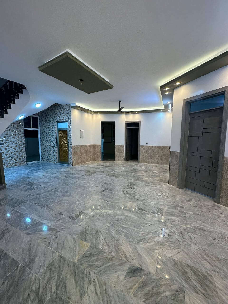 🏡 مكتب الحارثية للعقارات يعلن عن عرض مميز
دار سكنية بمساحة 1000 م²، سند طابو زراعي يتحول باسم المشتري.
✅ طابقان
✅ 4 غرف نوم
✅ مطبخ
✅ صالة استقبال كبيرة
✅ خدمات صحية متكاملة
✅ كل طابق معزول عن الآخر
✅ حديقة أمامية وخلفية واسعة
🌿 فرصة مميزة لمن يبحث عن الهدوء والراحة بعيداً عن ازدحام المدينة والتلوث، في منطقة زراعية تتميز بالهواء النقي والطبيعة الجميلة.
💼 مناسبة للسكن العائلي أو للاستثمار والإيجار اليومي أو الشهري.
📍 العنوان: بغداد – الراشدية – قرب جامع الرقيب.
💰 السعر: 425 مليون دينار عراقي ⭐ سعر مناسب جداً مقارنة بالمساحة والموقع والمميزات.
📞 للاستفسار والتواصل: ***********
