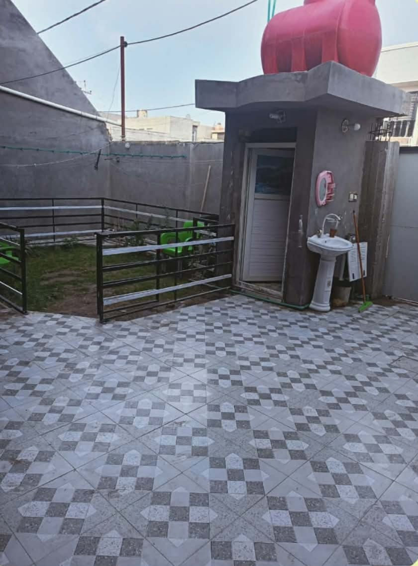 دار طابو صرف مساحته ٢٠٠م للبيع يحتوي على غرفتين نوم واستقبال وهول صحيات داخلية وخارجيه ومطبخ الطابق الثاني يحتوي على غرفه بدون لبخ ولا كاشي العنوان سيف سعد شارع ٣٠ قرب أسواق النافعي عرض الشارع ١٥م للاستفسار الاتصال على الرقم ***********
