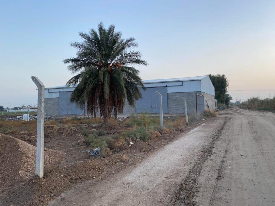 للبيع: أرض بموقع استراتيجي مثالي لبناء الجملونات والمخازن والشاليهات
الرضوانية - الشارع الموازي للسريع الدولي (قرب معمل زينب وشركة الحبوب والشاليهات الجديدة).
تقع في منطقة حيوية بالقرب من ساحة التبادل التجاري الجديدة 
 ومنطقة جملونات حديثة.
المساحة: 2 دونم (ملك صرف).
الأبعاد: واجهة 38م × نزال 130م.
السعر: 125 مليون للدونم الواحد وبي مجال ان شاءالله 
*********** | ***********
