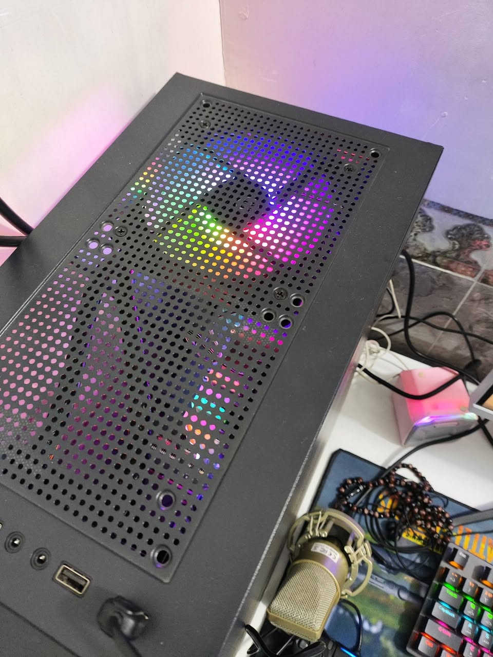 سلام عليكم.  PC كامل مكمل  هاي موصفاته كرسي شاشه  240 هرتز 2k   ماوس كبور حترافي الكيس المعالج رايزن 5. 5600
رام DDR4 3600
كرت شاشه من اسوس 4060 8g
الهارد m.2 512
اسس دي كنكستون 2تيره
المايك من الزين اخته 150 الف
الكراتين القطع كلهن موجوده 
وما ابيع قطع ابيعها كلها 
اليوبي اس 3000واط يشغلها نص ساعه كامله
مكاني نجف هذا رقمي ***********
