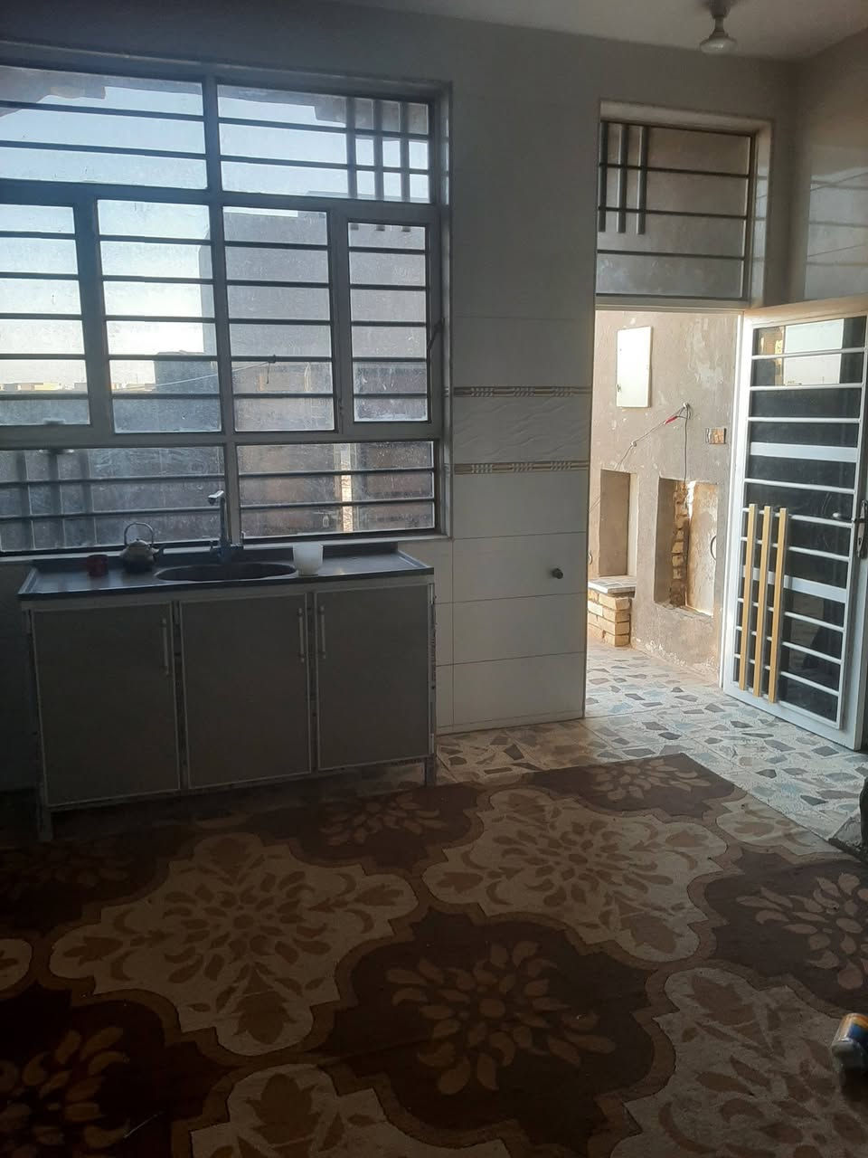 دار سكنية للبيع ١٠٠ متر مربع جاهز للسكن بناء وارضية درجة أولى الطابق الثاني للشبابيك منطقة الاسكان قرب الحولي مال طريق بدرة خدمات ماء وكهرباء السعر الاتصال على الرقم ***********
