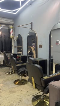 ، غراض حلاقه للبيع 3 كراسي 2 كلشي مابيهن والثالث بس الجك رايدهن450 كله...