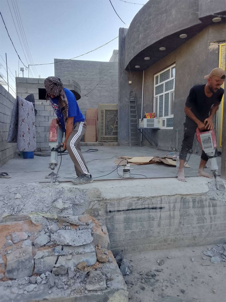 سلام عليكم  / يوجد كادر عمل جاهز/ تصعيد مواد/ تنضيف بيوت/ تفليش/ تكشيط/ تنضيف حدائق/ دفن نهري  / شقلنه ليل ونهار   /ومعداتنه جاهز/ ماعليك بس تصال على رقم  /     *********** /
