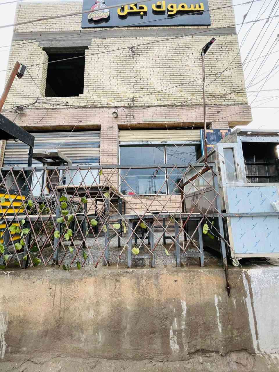 السلام عليكم
***********
مطعم للبيع او شراكه او ايجار 
حي السفير شارع 20 شارع الطاقه موقع ركن من جهة حي الرحمه شارع تجاري
مطعم جاهز للعمل
