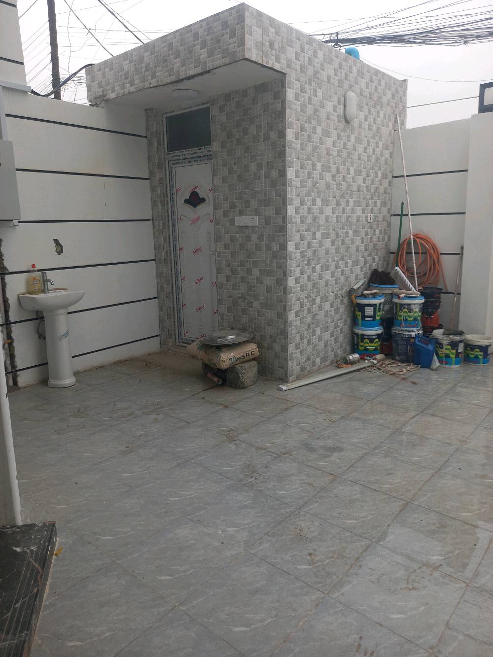 بيت للبيع 🏠 بناء 2026 طابو ملك صرف
بناء طابوك
البيت جاهز من كلشي ✅️
مساحة 156 وربع
 الوجه 6 وربع 
نزال 25
شارع 20 
نافذ على شارع 40 سايدين الجامعة 
يتكون البيت من طابق ونصف
الطابق الارضي مطبخ حار و بارد 
استقبال و صالة كبيرة
غرفة نوم و ثلاث صحيات و منورين
الطابق الاول 
صالة كبيرة وصحيات
والبيت مصبوغ داخل وخارج  
مسحوب علي قرض اسكان ومستمرين بالدفع 
العنوان _ الفلوجة _ حي المنصور _ مقابل بانزين خانة الجوهرة _ قرب جامعة الفلوجة
***********
( ( 💵 90 مليون وقابل للتفاوض 💵 ) )
