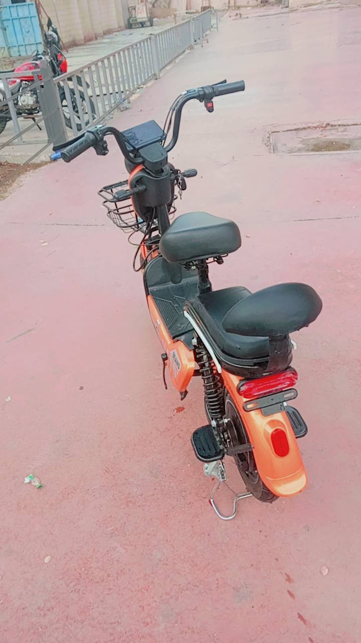 السلام عليكم هاي دراجه شحن للبيع نظيفه خمس بطاريات وشاحنتها وياها نظيف حيل سعرها 450 وبيها مجال الرقم للاستفسار ***********
