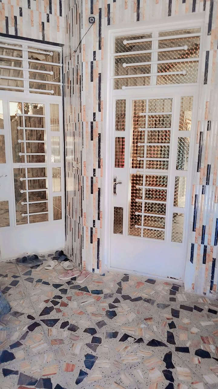 السلام عليكم 
🏠 دار للبيع حديث زراعي سند25
المساحه102م 
الوجه 6 الا ربع نزال 18 الاربع.  يتكون من طابقين
الطابق الاول 
يحتوي على غرف نوم1و صالة جلوس واستقبال ومطبخ وخدمات ومنور2
الطابق الثاني 
يحتوي على غرف نوم 2 وبلكونه وخدمات 

 العنوان .البلديات شارع الكهرباء .الفرع المقابل لمطعم طربوش 
الاستفسار ***********
